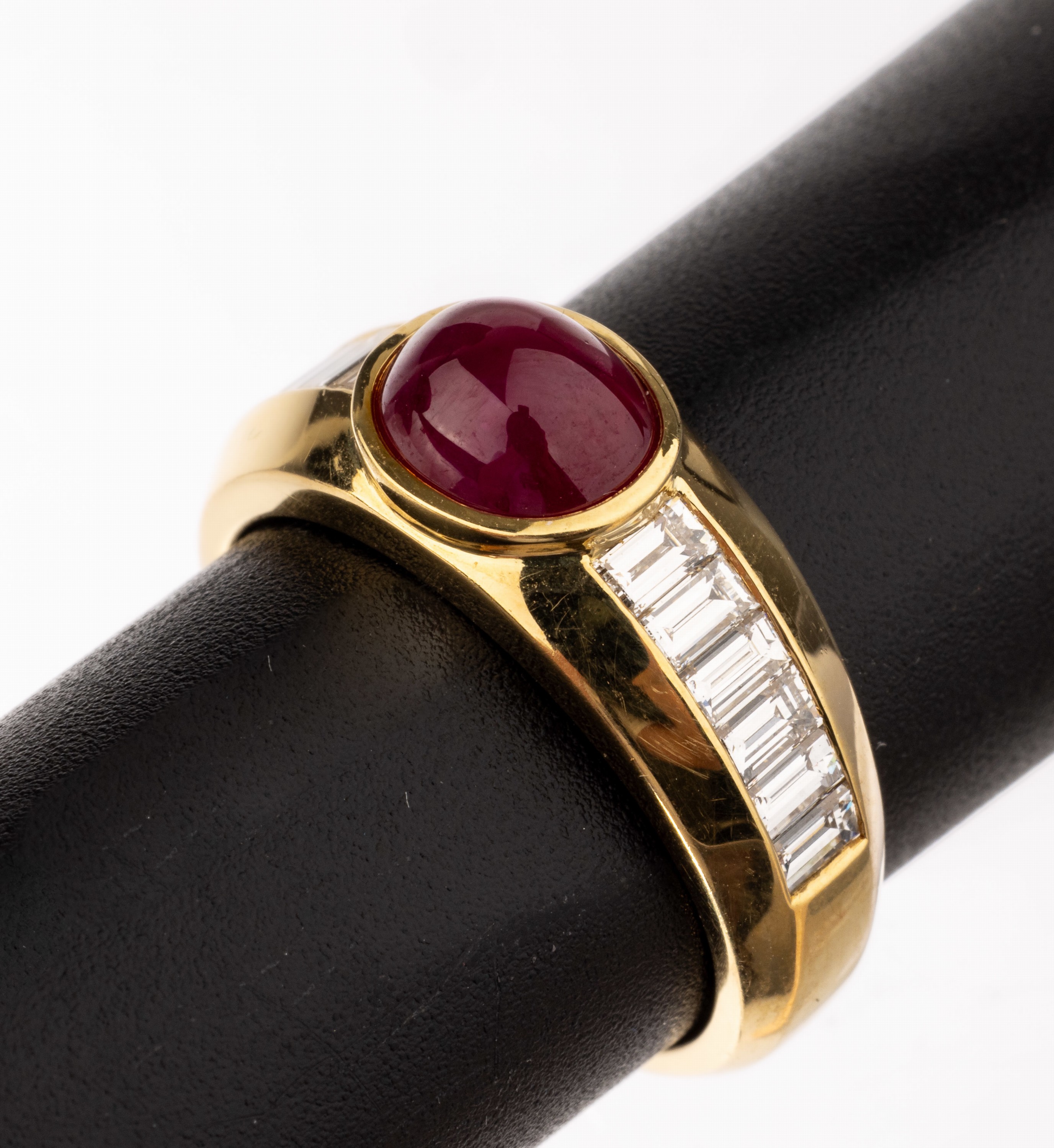 18 kt Gold Rubin-Diamant-Ring, GG 750/000, mittig ovaler Rubin-Cabochon ca. 2.51 ct, Ringschultern mit 12 Diamantbaguettes zus. ca.1.02 ct ...