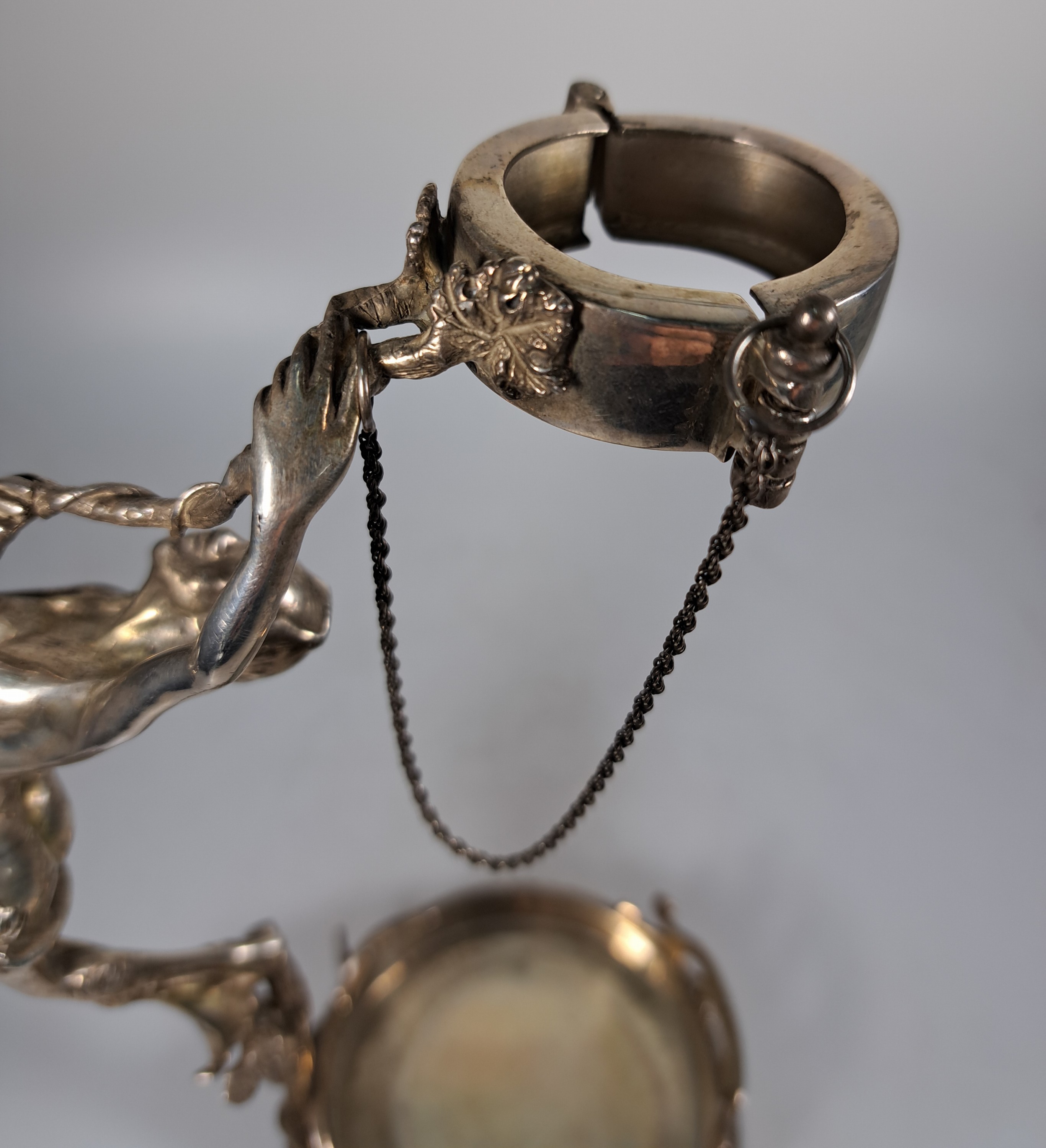 Detail e: Flaschenhalter, um 1900, Jugendstil, 925er Sterling Silber, mit vollplastischer Frauenfigur, H. ca. 27cm, ca. 570 g.