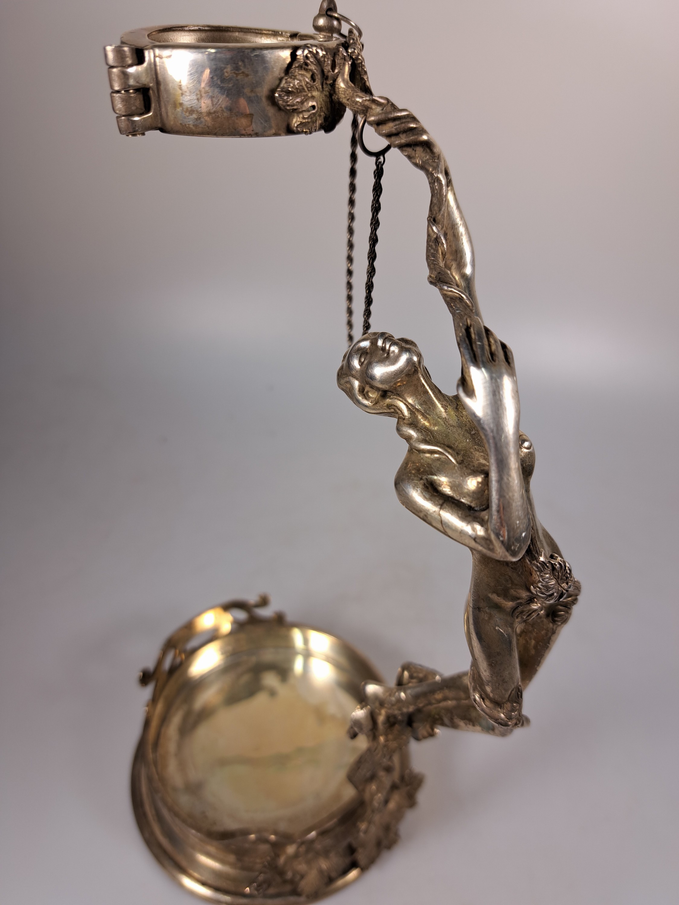 Detail f: Flaschenhalter, um 1900, Jugendstil, 925er Sterling Silber, mit vollplastischer Frauenfigur, H. ca. 27cm, ca. 570 g.