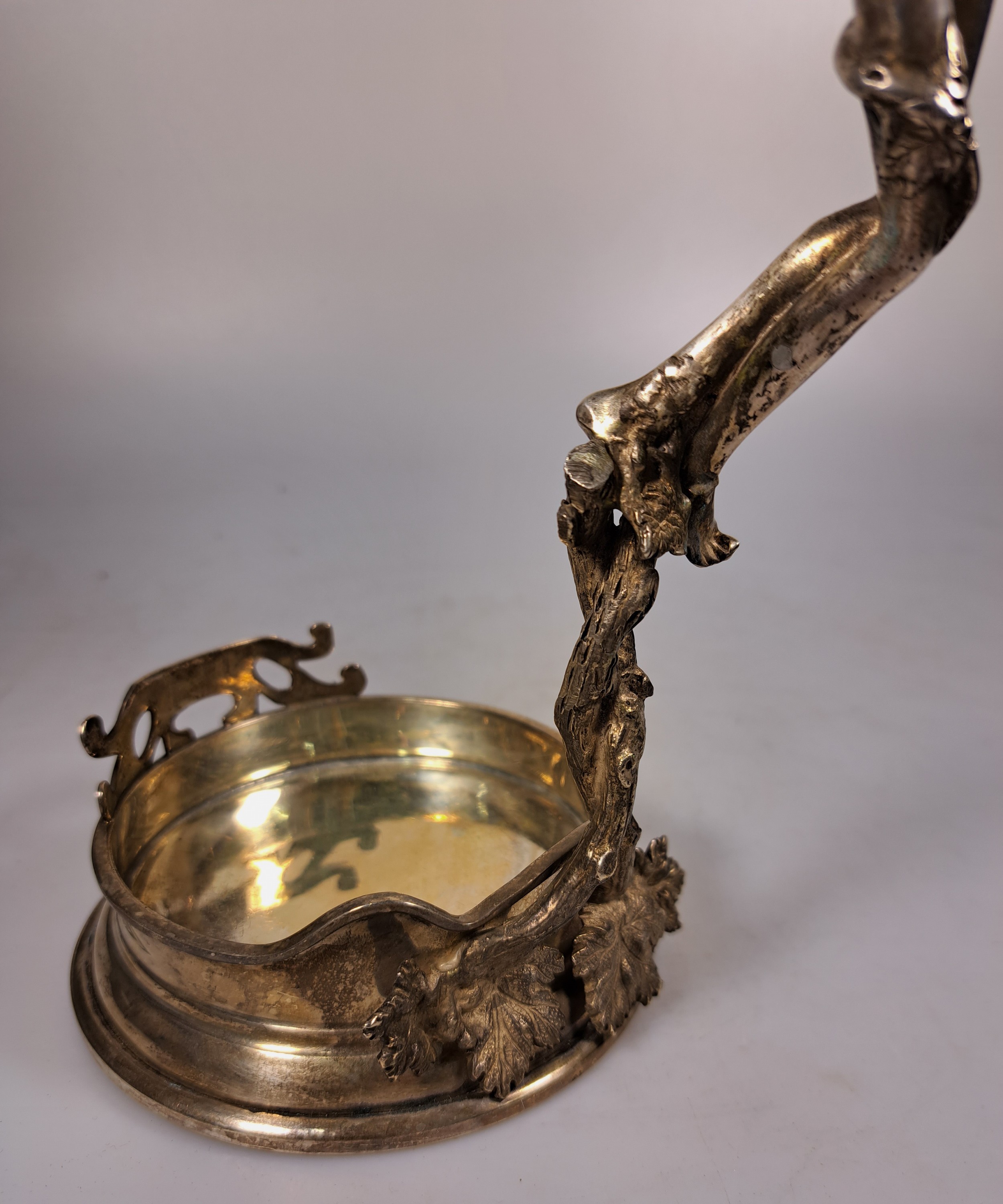 Detail g: Flaschenhalter, um 1900, Jugendstil, 925er Sterling Silber, mit vollplastischer Frauenfigur, H. ca. 27cm, ca. 570 g.
