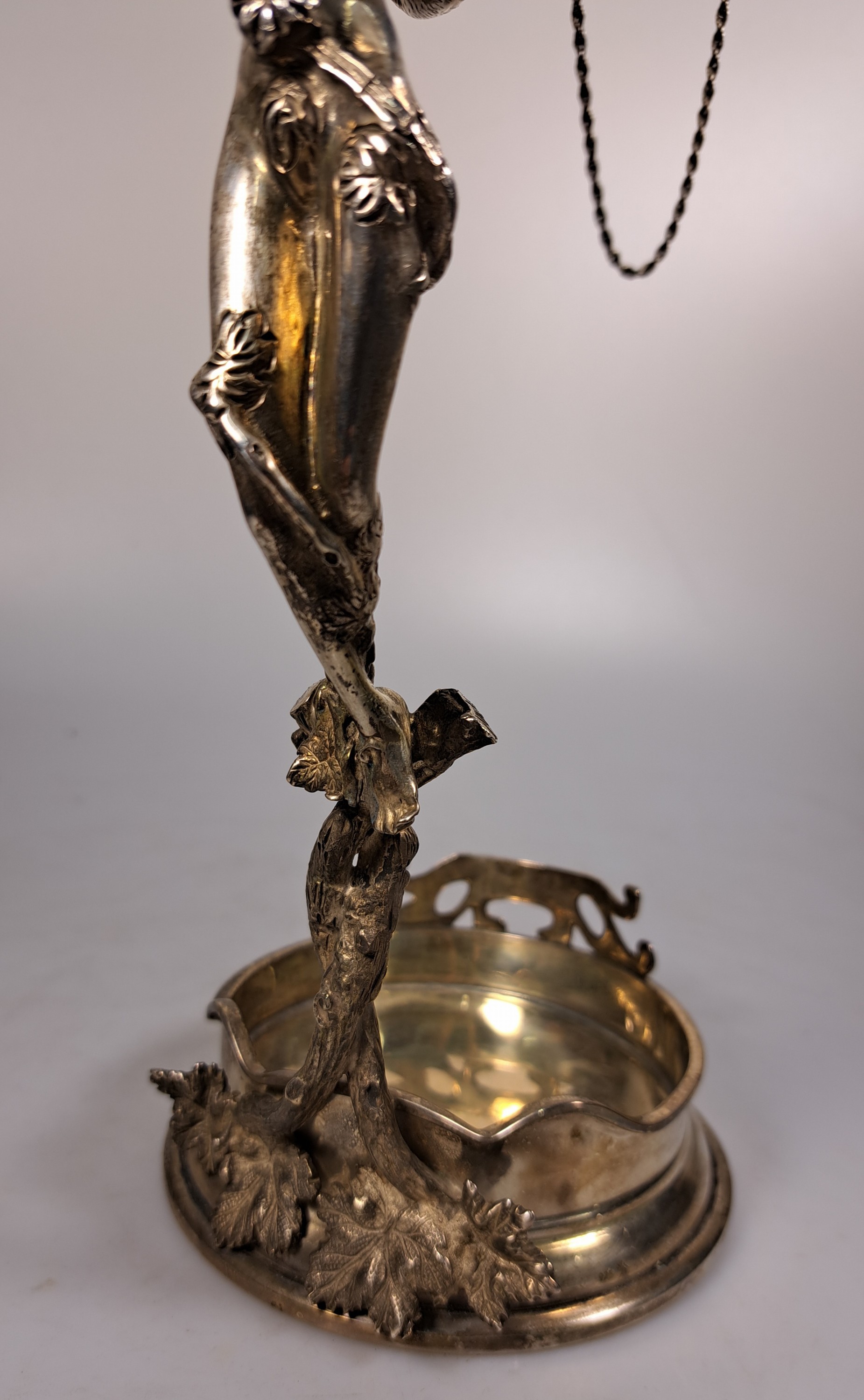 Detail h: Flaschenhalter, um 1900, Jugendstil, 925er Sterling Silber, mit vollplastischer Frauenfigur, H. ca. 27cm, ca. 570 g.