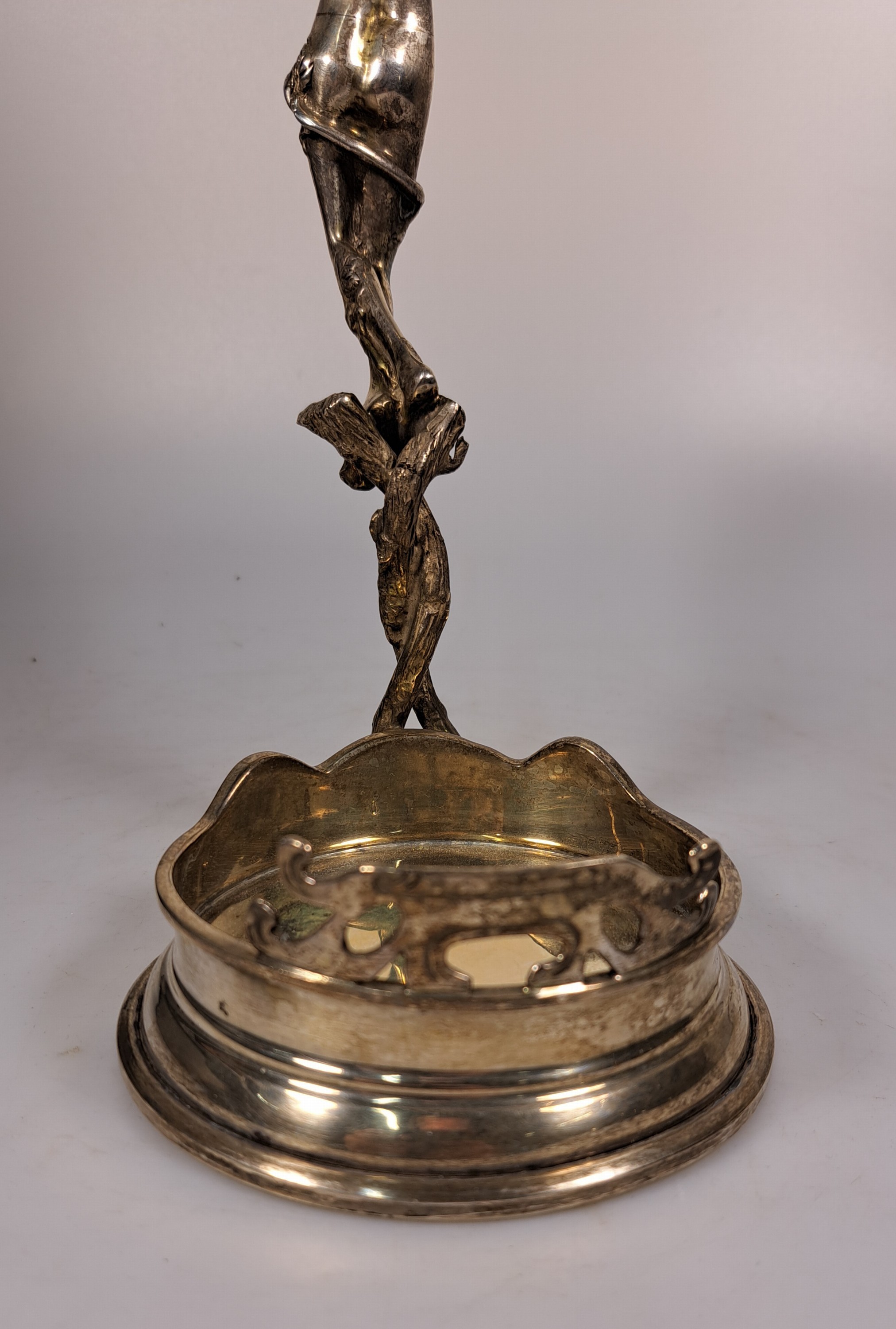 Detail i: Flaschenhalter, um 1900, Jugendstil, 925er Sterling Silber, mit vollplastischer Frauenfigur, H. ca. 27cm, ca. 570 g.