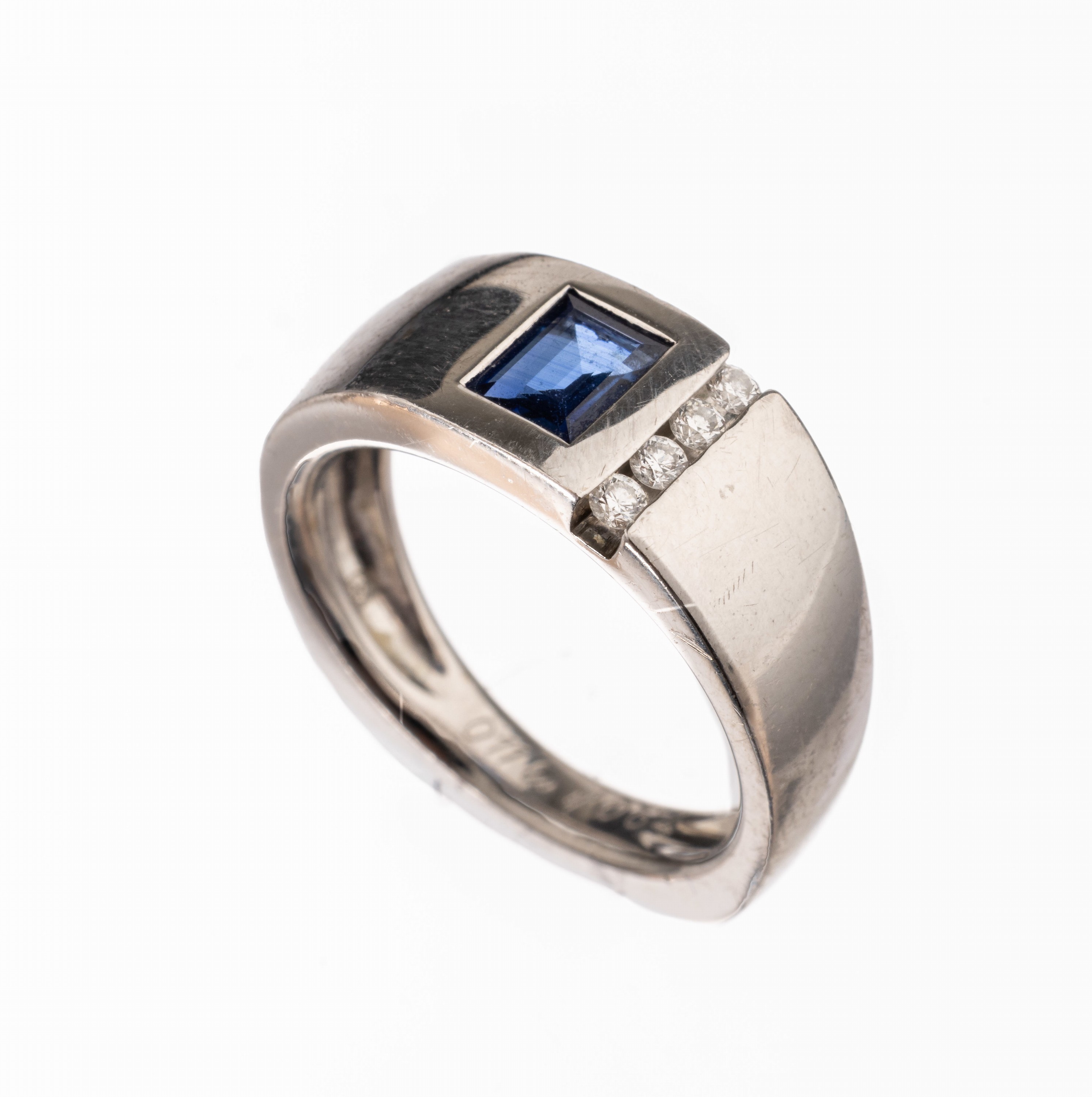 18 kt Gold Saphir-Brillant-Ring, WG 750/000, 1 Saphir im Treppenschliff ca. 0.64 ct, 4 Brillanten zus. ca. 0.11 ct hochfeines Weiß-feines ...