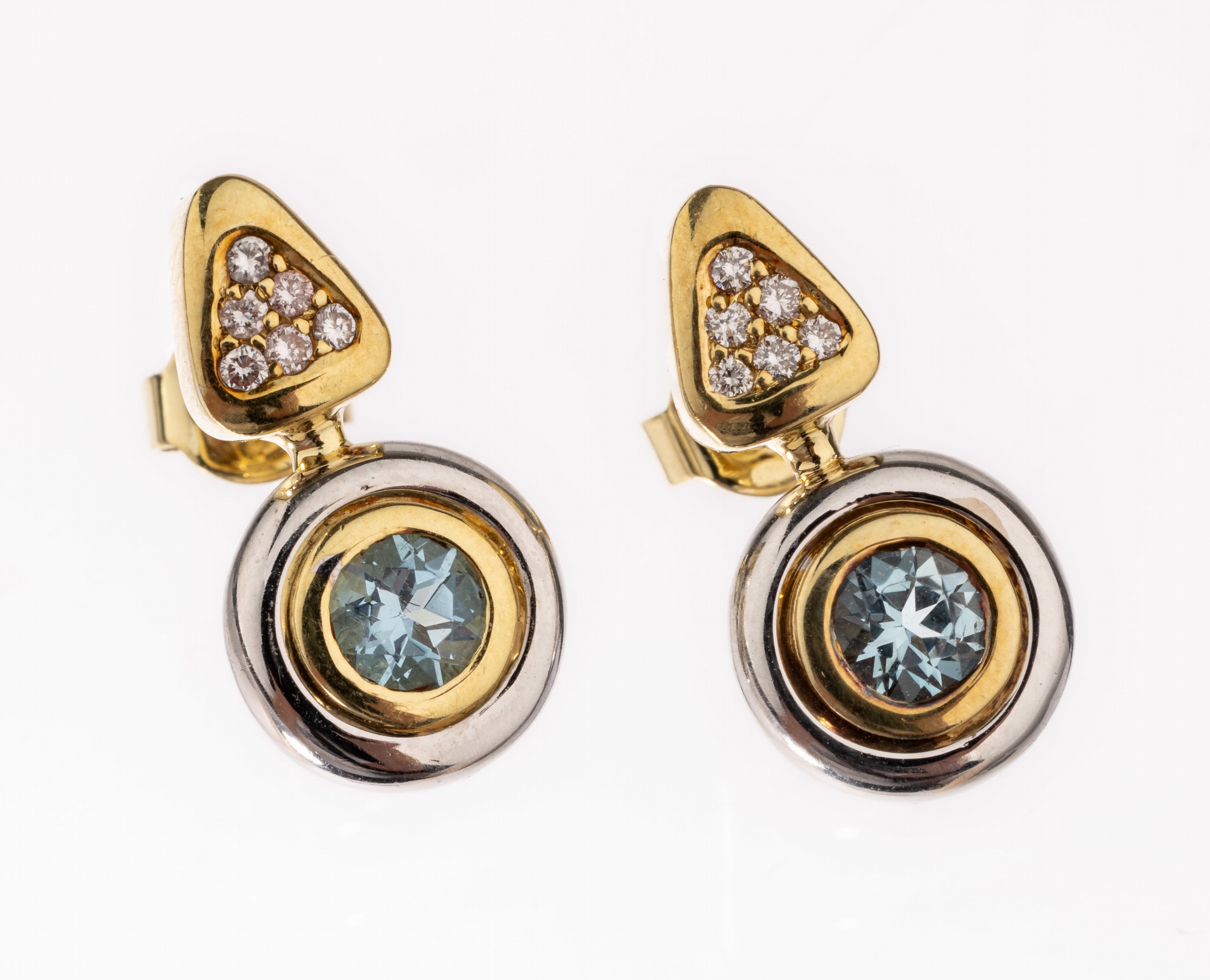 Paar 18 kt Gold Aquamarin-Brillant-Ohrstecker, GG/WG 750/000, 2 rundfacett. Aquamarine zus. ca. 0.30 ct, 12 Brillanten zus. ca. 0.12 ct feines ...