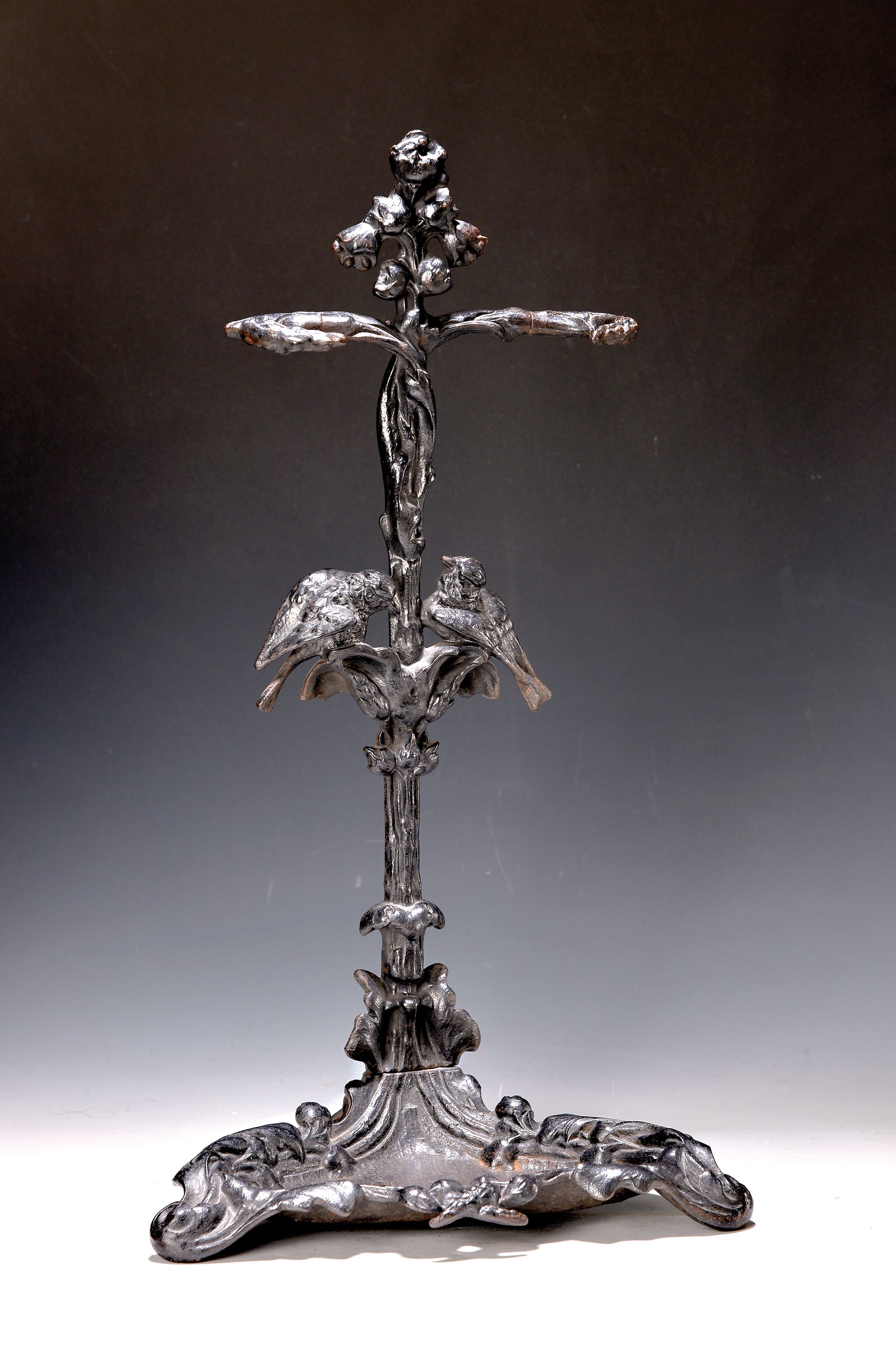 Schirmständer, deutsch, um 1900, Gußeisen, reliefiert mit Blüten, zwei vollplastische Vogelfiguren, H. ca. 53cm