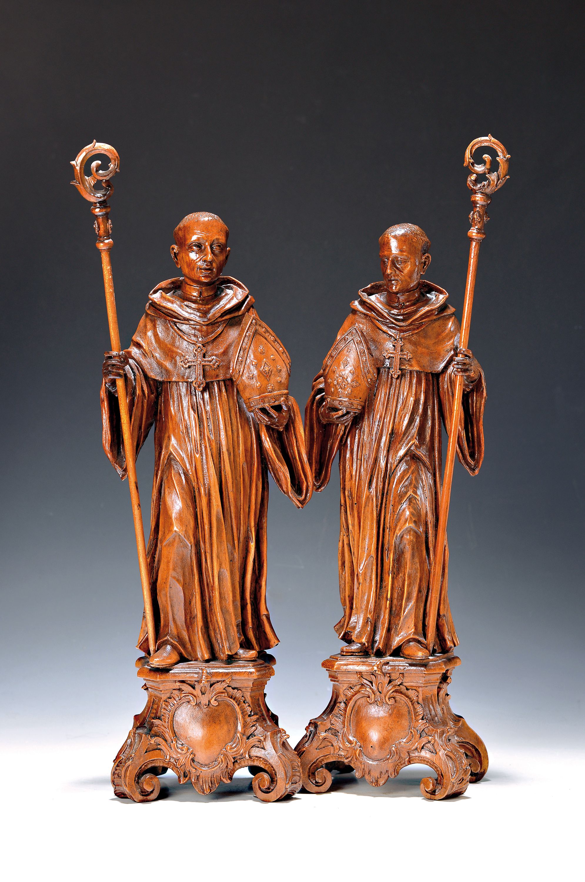 2 Skulpturen von Bischöfen, deutsch, um 1900, Holz, feine detailreiche Schnitzerei, H. ca. 44cm