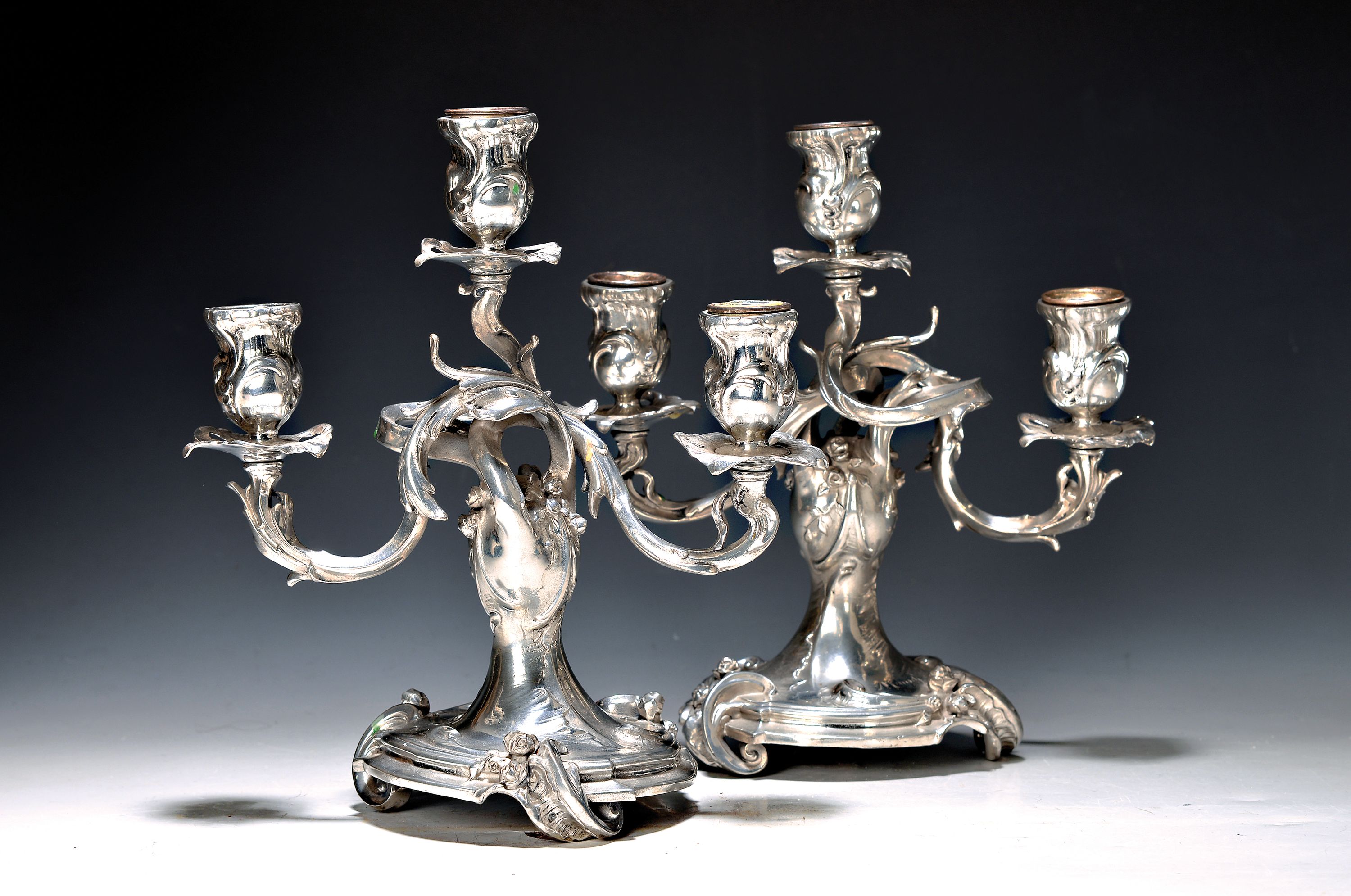 Paar Girandolen, Frankreich, um 1900, Jugendstil, Zinn poliert, reich reliefiert und asymmetrisch verziert, je drei Brennstellen, H. je ca. 25cm