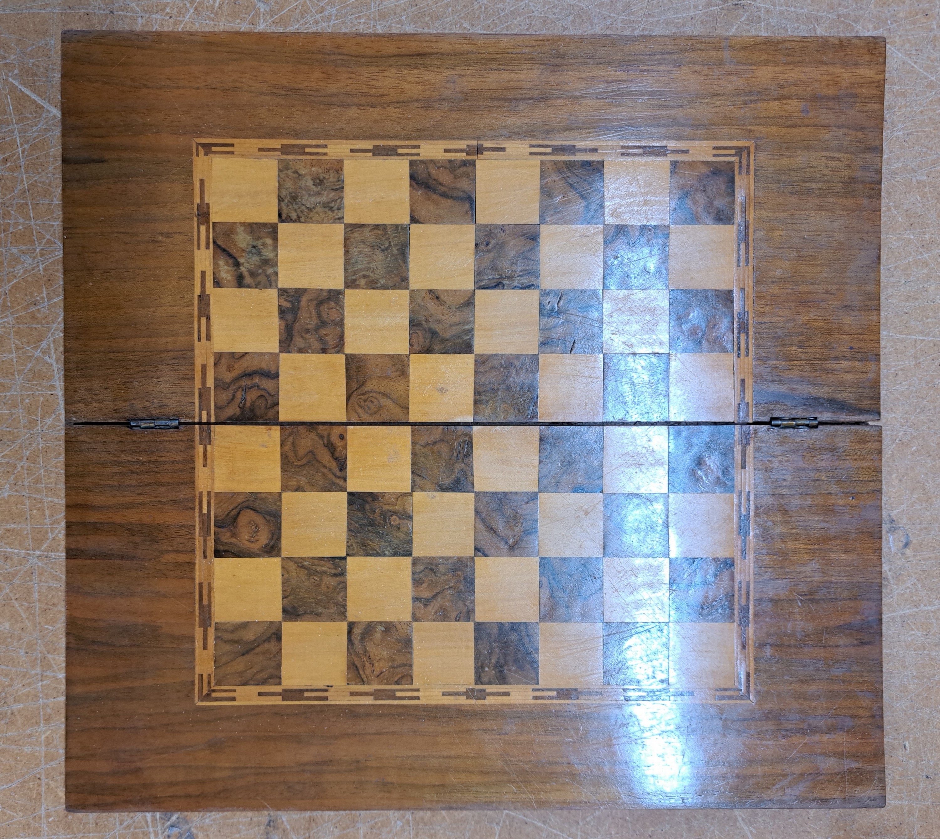 Detail b: Reisesekretär/Spielkassette, um 1900, Nussbaumwurzelfurnier, aufklappbar, innen mit zusammenklappbarem Spielbrett Backgammon/ Schach, Spielsteine ...