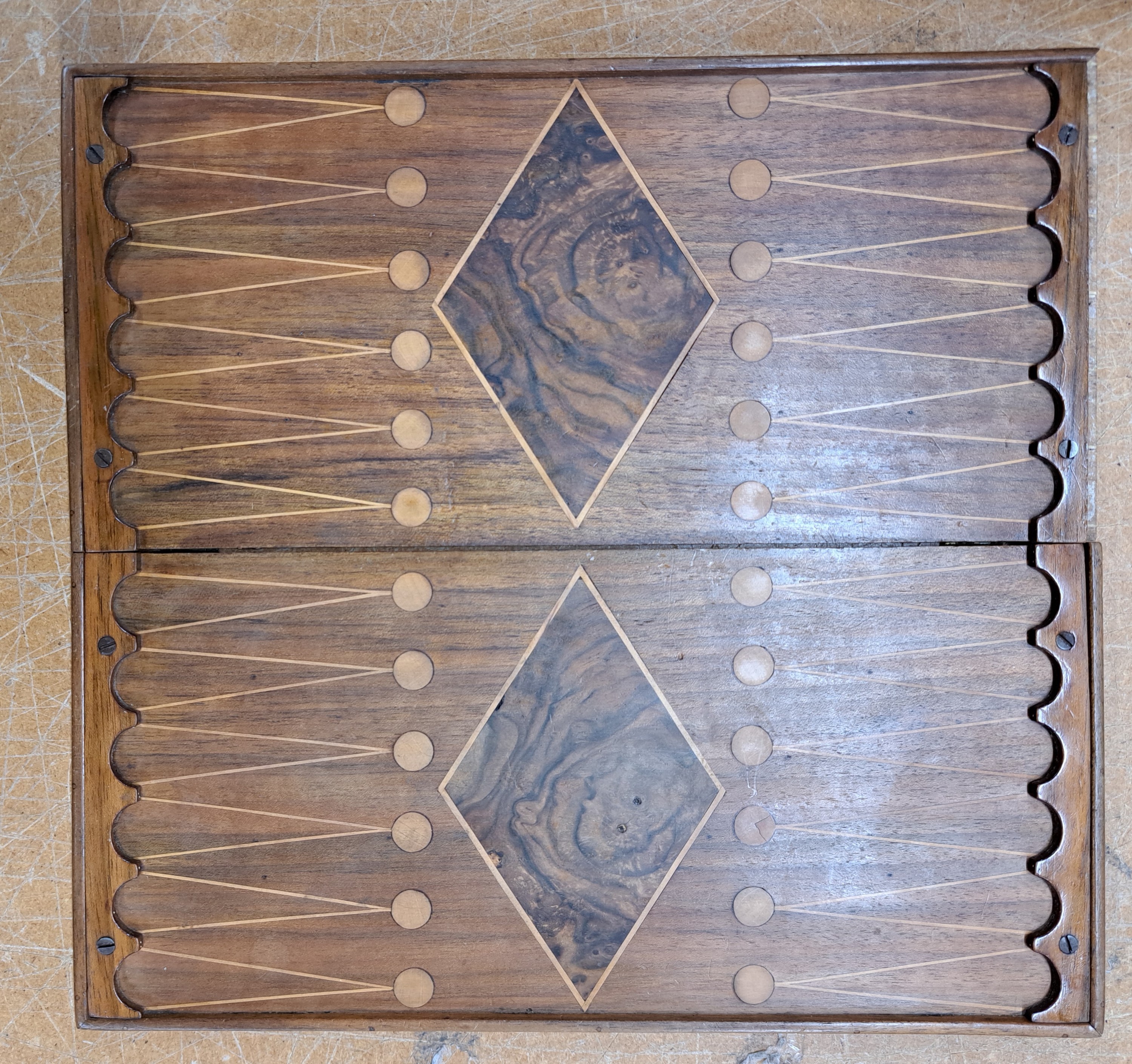 Detail c: Reisesekretär/Spielkassette, um 1900, Nussbaumwurzelfurnier, aufklappbar, innen mit zusammenklappbarem Spielbrett Backgammon/ Schach, Spielsteine ...