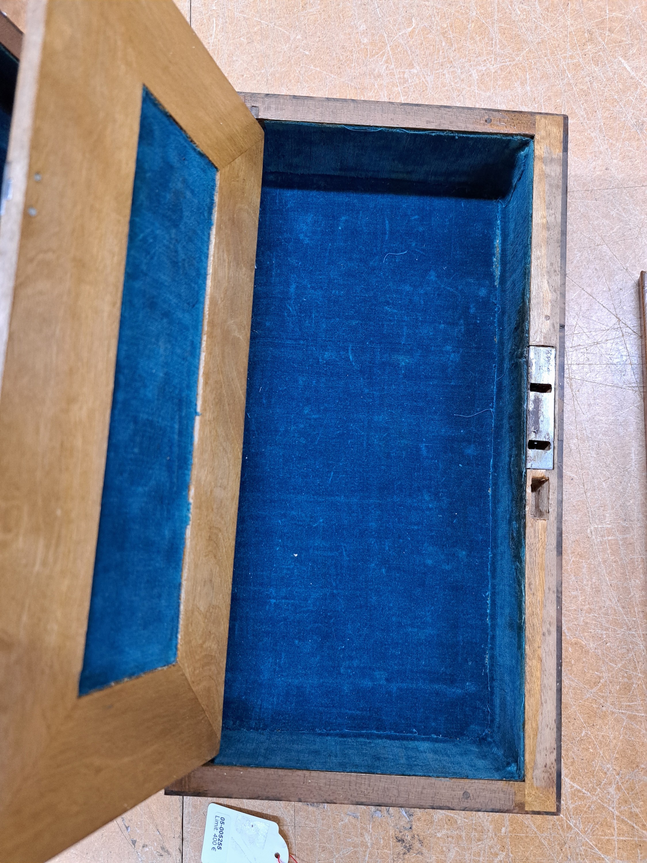 Detail d: Reisesekretär/Spielkassette, um 1900, Nussbaumwurzelfurnier, aufklappbar, innen mit zusammenklappbarem Spielbrett Backgammon/ Schach, Spielsteine ...