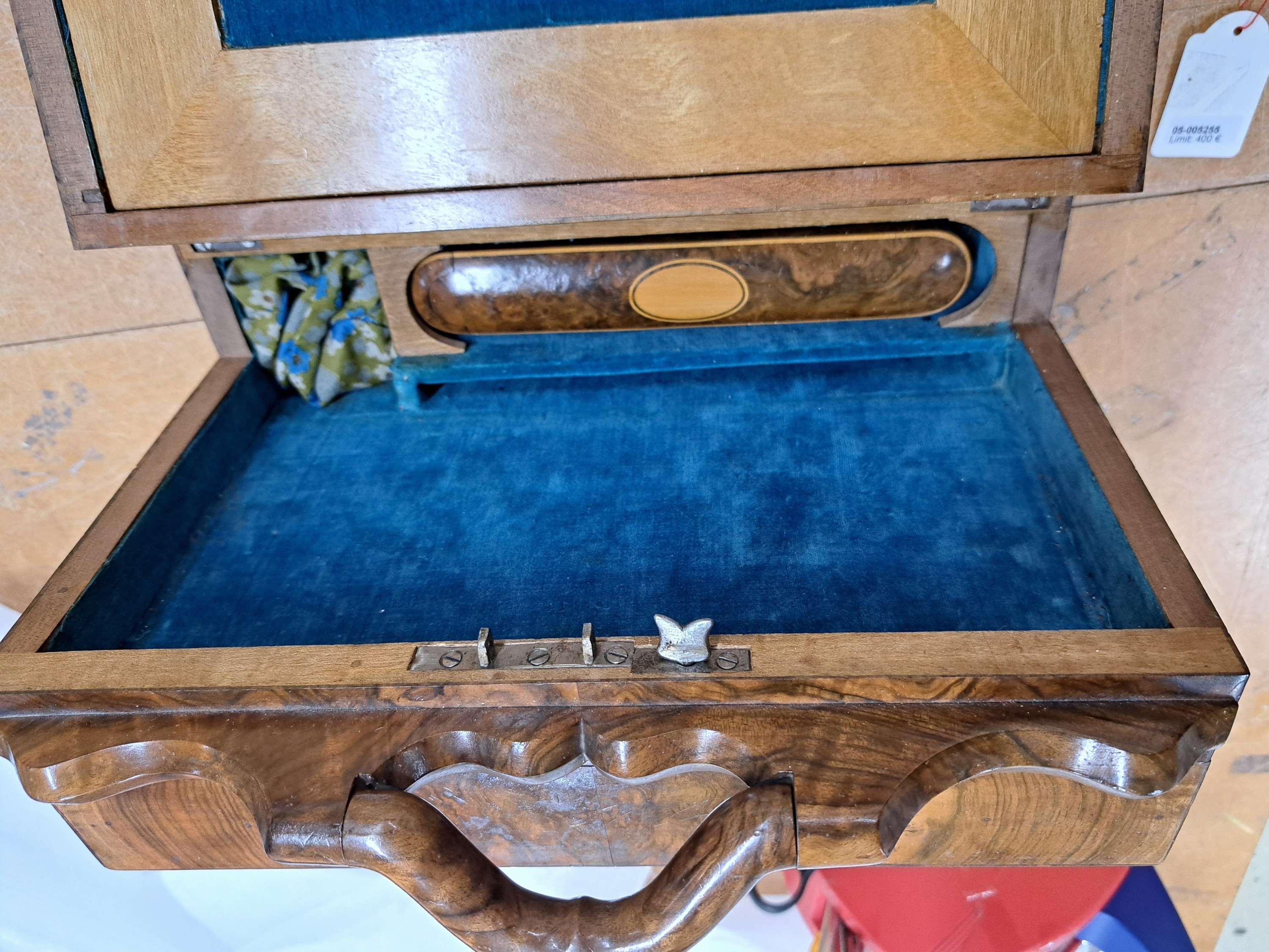 Detail e: Reisesekretär/Spielkassette, um 1900, Nussbaumwurzelfurnier, aufklappbar, innen mit zusammenklappbarem Spielbrett Backgammon/ Schach, Spielsteine ...
