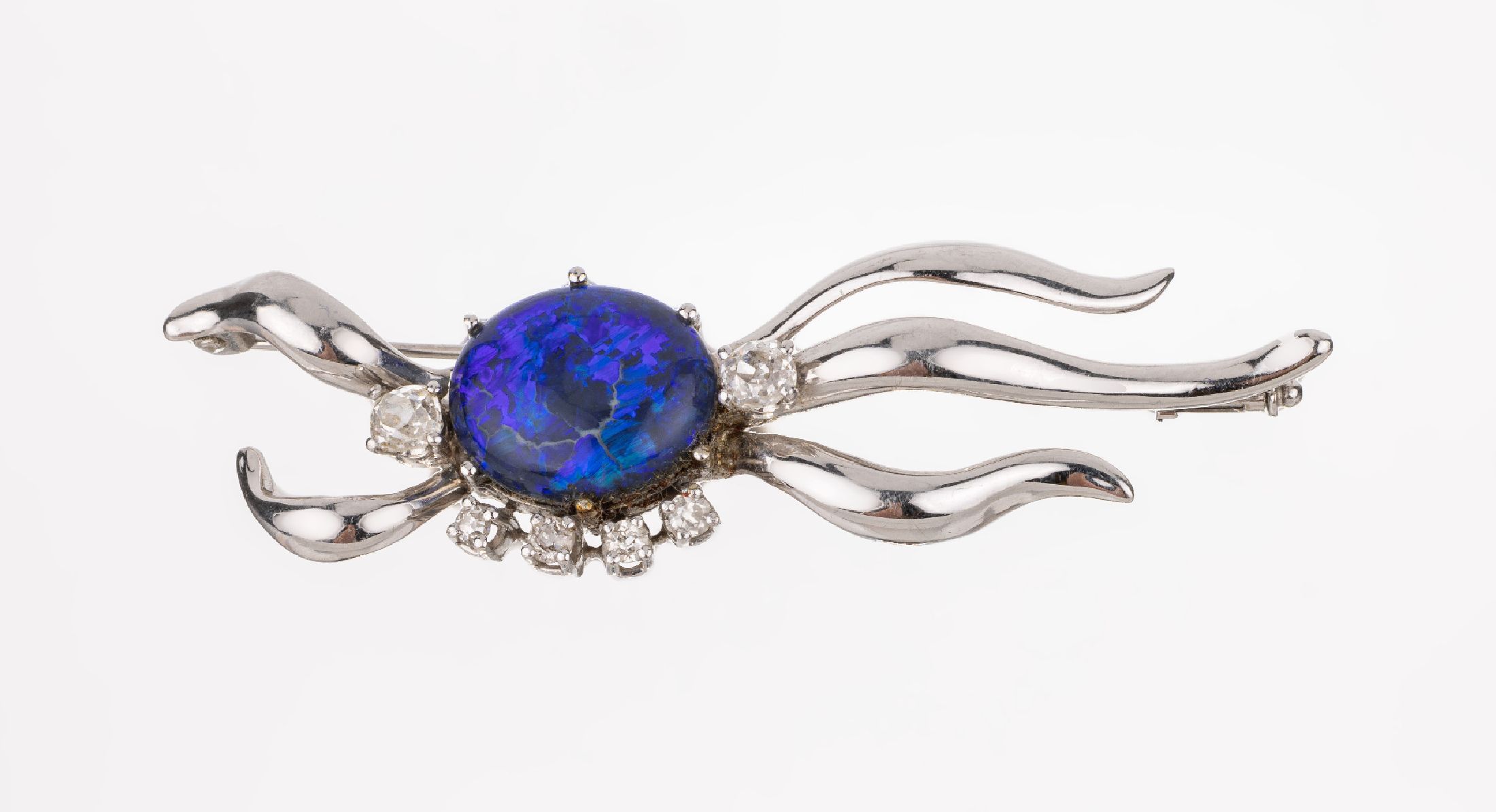 14 kt Gold-Opal-Diamant-Brosche, WG 585/000, runder Schwarzopal-Cabochon ca. 8.70 ct (trockenrissig), 6 Altschliffdiamanten zus.ca. 0.73 ct ...