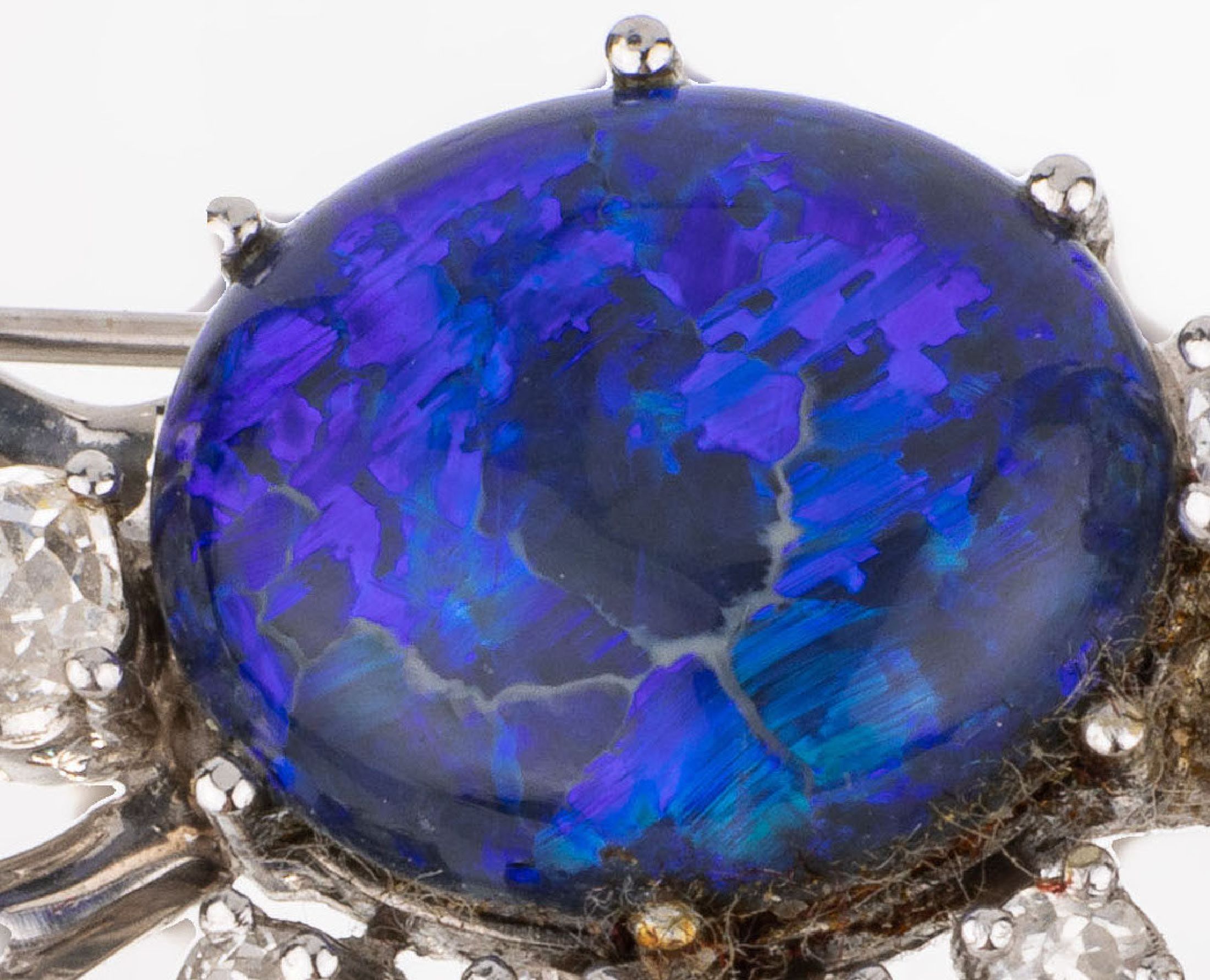Detail a: 14 kt Gold-Opal-Diamant-Brosche, WG 585/000, runder Schwarzopal-Cabochon ca. 8.70 ct (trockenrissig), 6 Altschliffdiamanten zus.ca. 0.73 ct ...