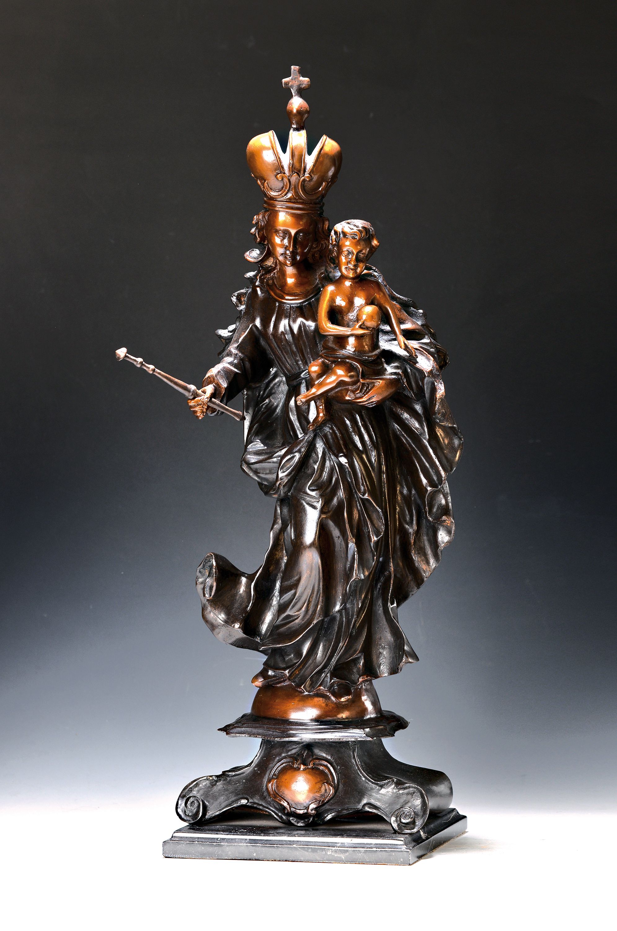 Madonna mit Kind, Bronzeskulptur auf Marmorplinthe, detailreicher Guß mit dynamischem Faltenwurf, partiell dunkel patiniert, H. ca. 65cm