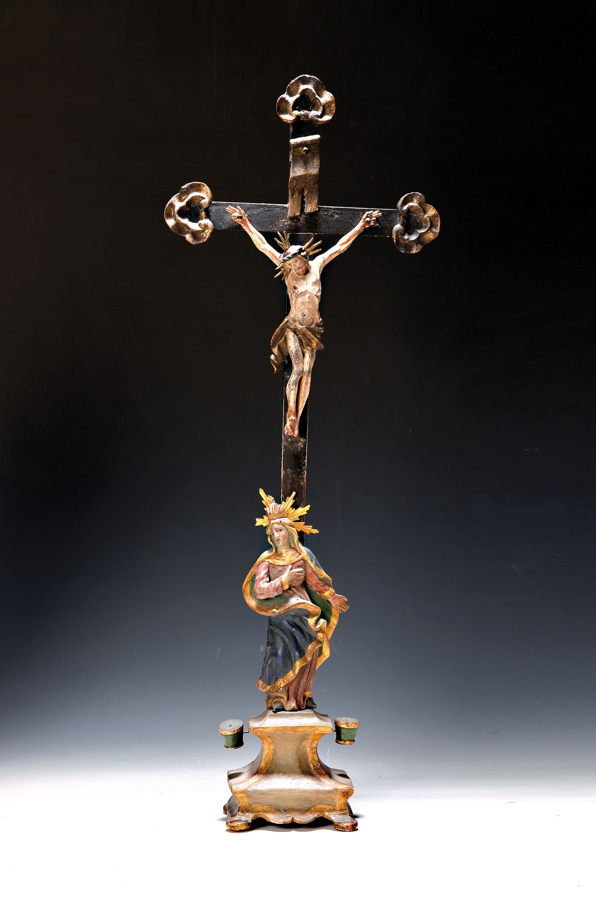 Kruzifix, süddeutsch, 18. Jh., Lindenholz geschnitzt und bunt und golden gefaßt, am Fuß des Kreuzes vollplastische Marienfigur, H. ca. 77cm, ...
