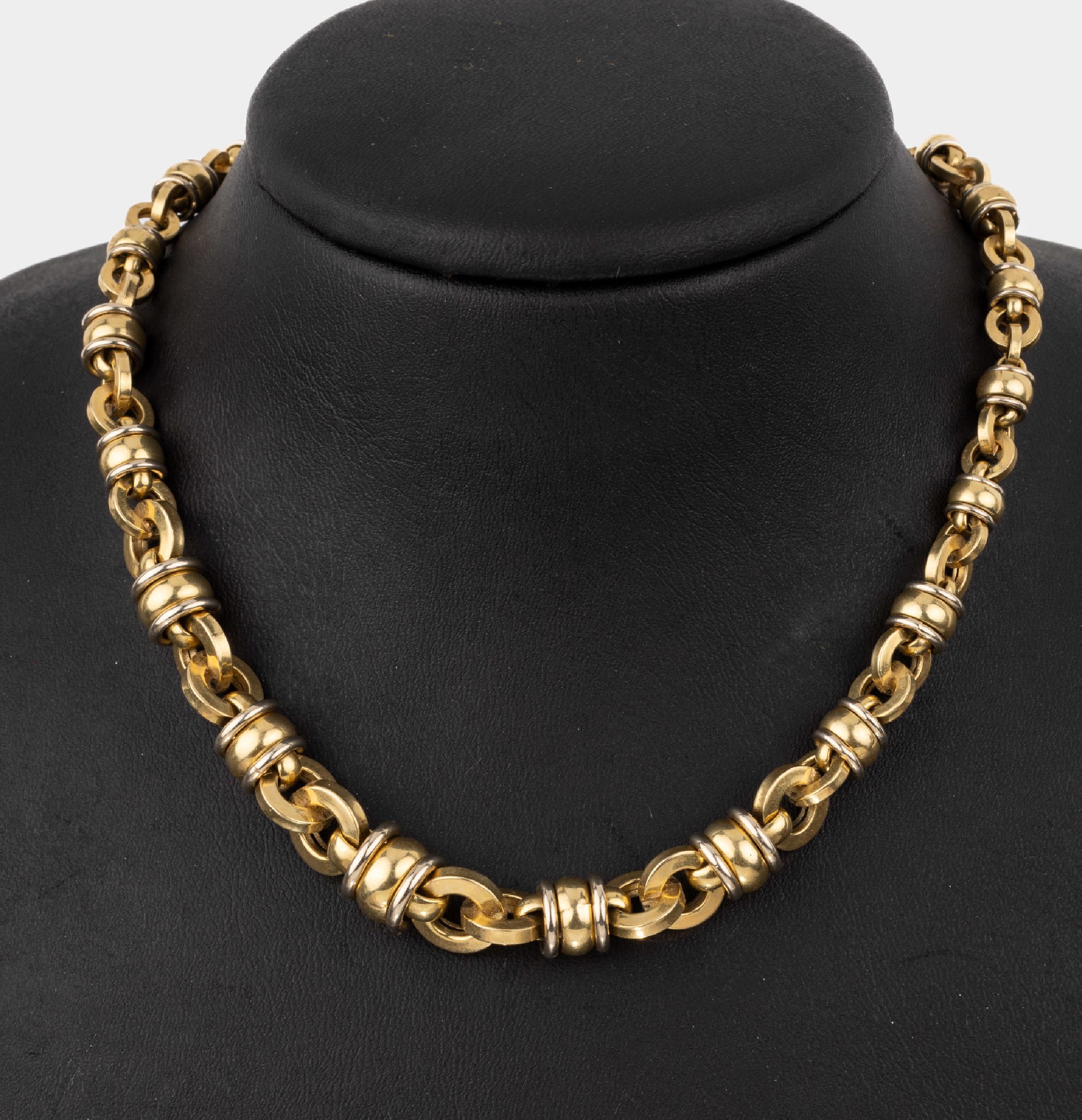 Ausgefallenes 18 kt Gold Collier, GG 750/000, im Verlauf, Glieder in versch. Formen, L. ca. 46 cm, gr. Federringschließe, ca. 34.1 g