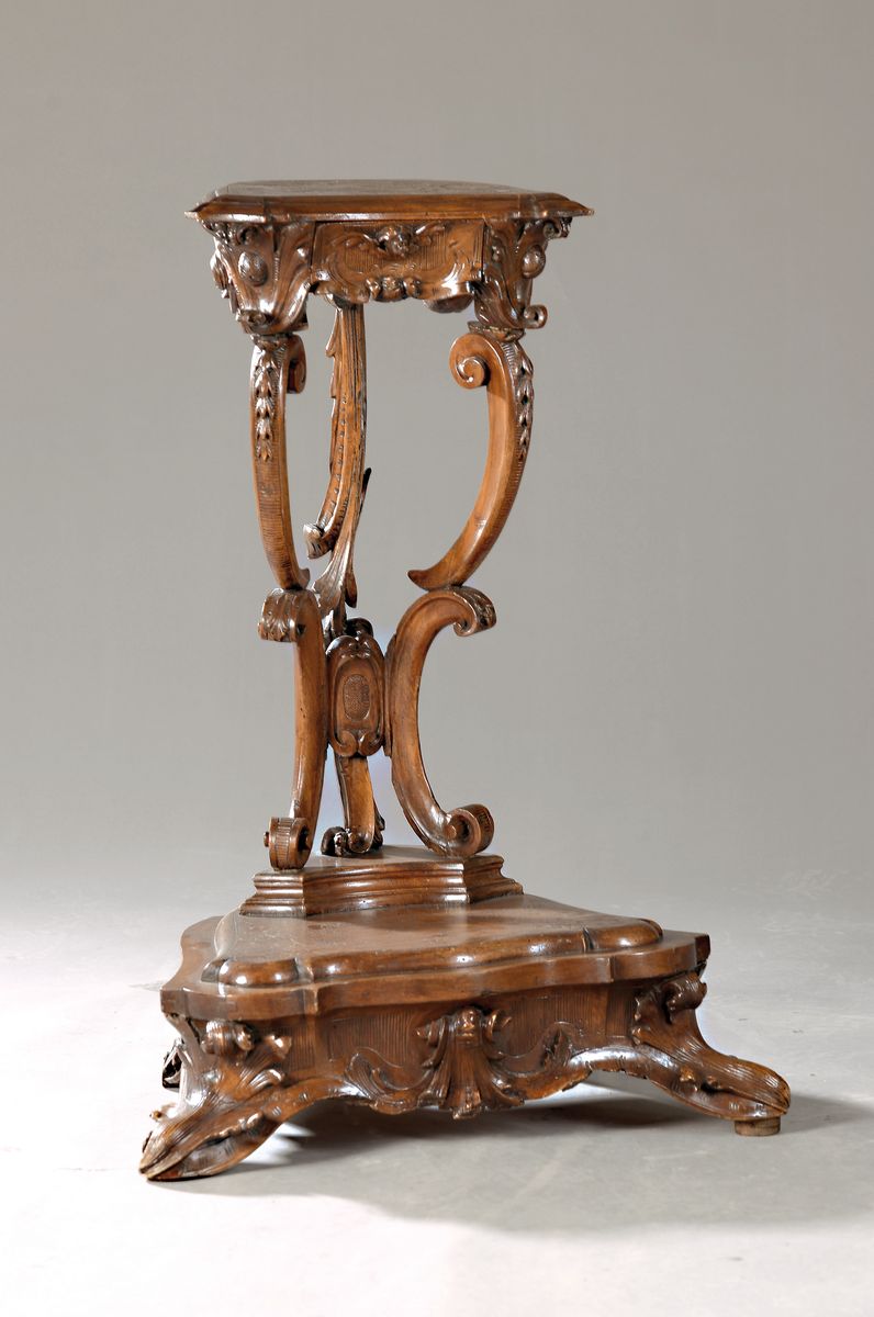Betstuhl, Frankreich, um 1900, Nußbaum reich geschnitzt mit Voluten und floralen Motiven, Flächen mit Flachschnitzereien, H. ca. 87cm, B. ca. 55cm, ...