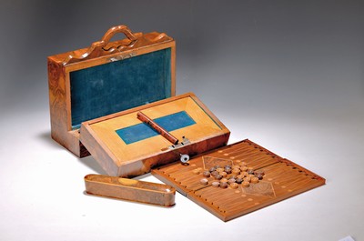 Image 26748901 - Travel secretary/game cassette, around 1900, walnut root veneer, foldable, inside with collapsible backgammon/chess game board, game pieces for backgammon, foldable on both sides, with writing surfaces, furnishings: pen case and old scissors, ribbon inserts, suitcase- shaped, with carrying handle in the middle, orig. Key, slight traces of wear, approx. 30 x 31 x 13 cm