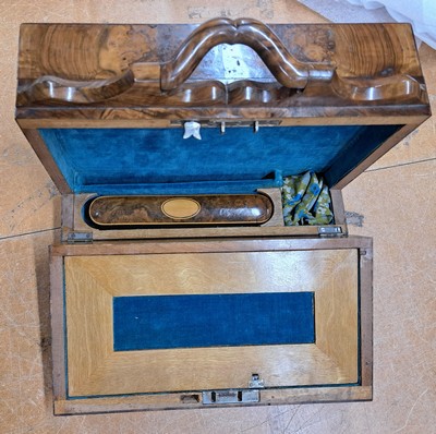 26748901a - Travel secretary/game cassette, around 1900, walnut root veneer, foldable, inside with collapsible backgammon/chess game board, game pieces for backgammon, foldable on both sides, with writing surfaces, furnishings: pen case and old scissors, ribbon inserts, suitcase- shaped, with carrying handle in the middle, orig. Key, slight traces of wear, approx. 30 x 31 x 13 cm