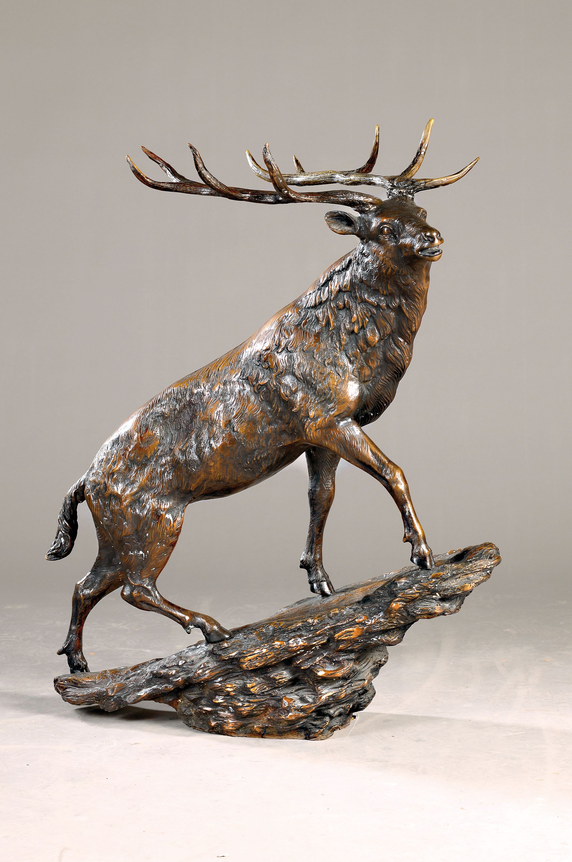 Große Bronzeskulptur eines Hirsches, naturalistische Darstellung, ca. 92x70x45 cm