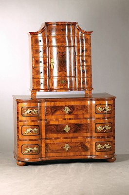 Image 26749029 - Baroque top piece of furniture, 18th century, walnut veneer with band inlays, lower part three-drawer double curved chest of drawers, top with 9 drawers, in the middle compartment another 7 small drawers, approx. 171x122x63cm,well-fitting marriage, both with elaborate marquetry, condition 2