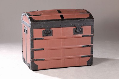 Image 26749045 - Chest/travel suitcase, German, around 1910-20,wooden body with oilcloth cover, round lid, iron fittings, frame renewed in old pink and black, approx. 65x75x49cm, without key