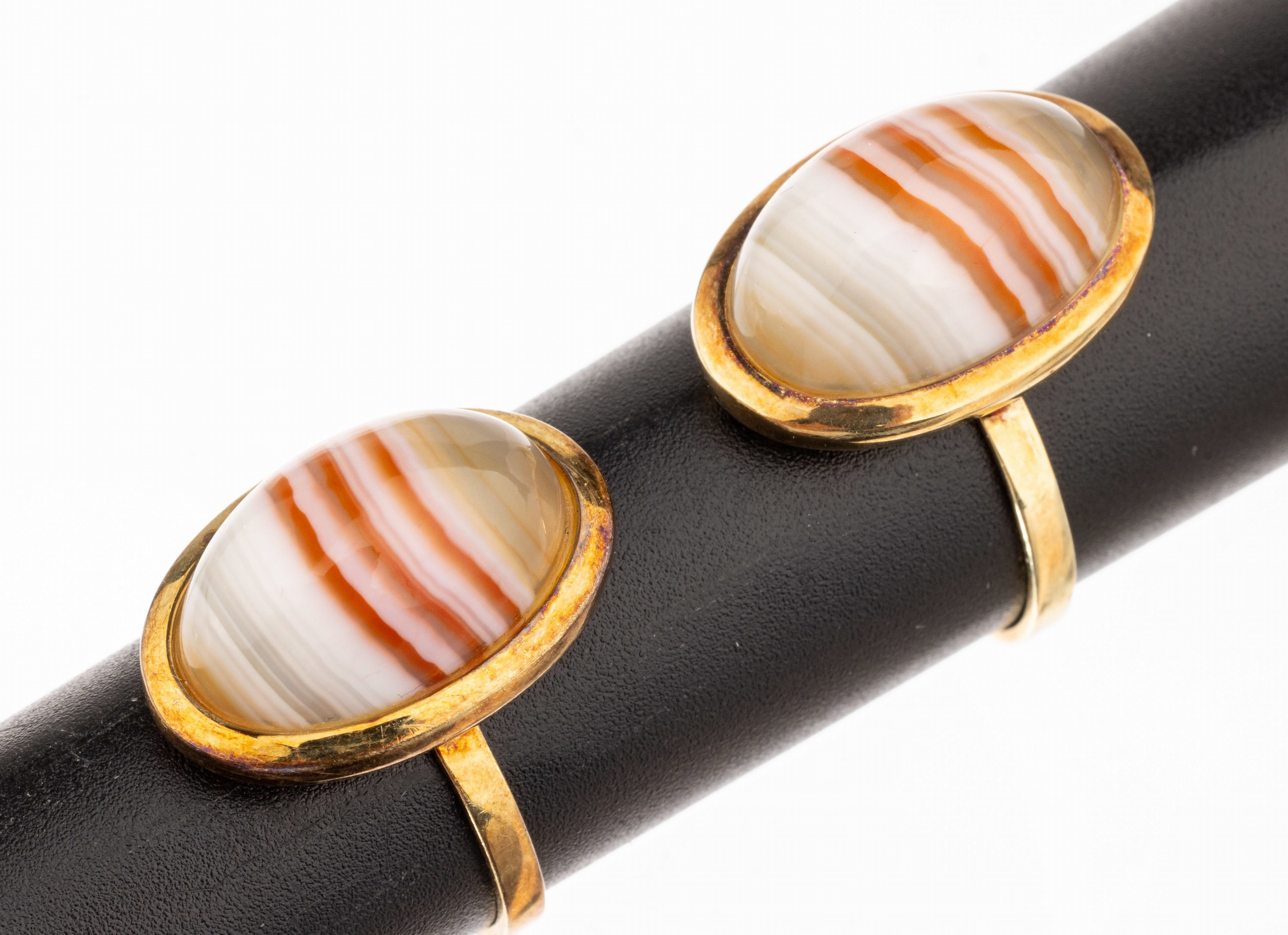 Konvolut 2 Achat-Ringe, GG 585/000, jeweilsmit ovalem Streifenachat-Cabochon, RW 62 und 55, ca. 8.6 g