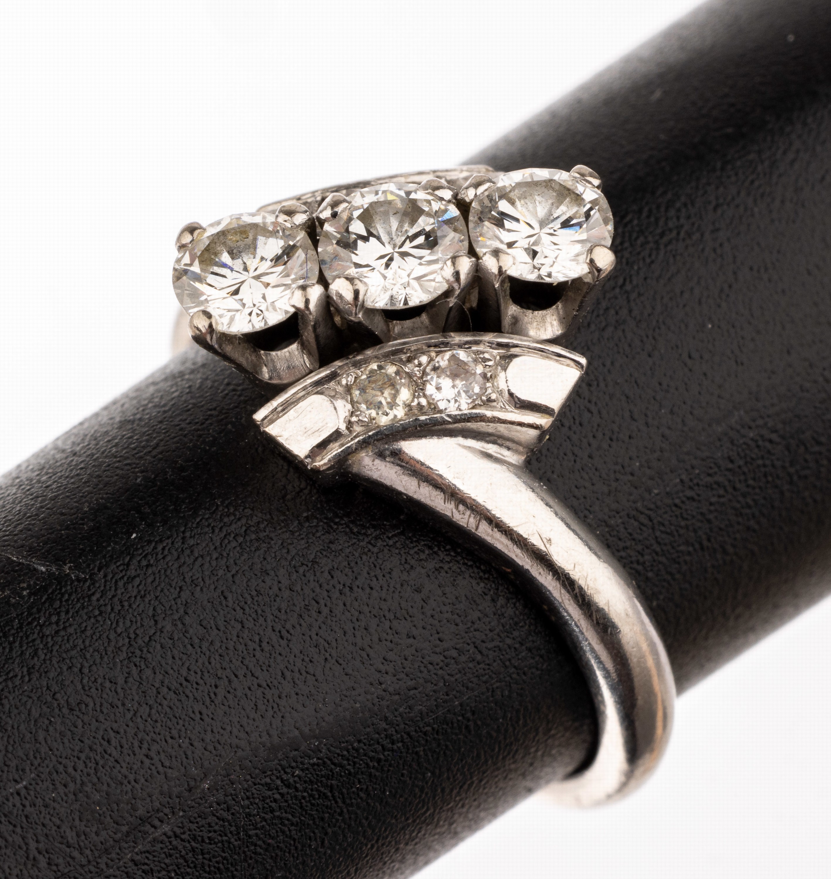 14 kt Gold Brillant-Ring, WG 590/000, 3 Brillanten zus. ca. 0.78 ct feines Weiß/vvs, 48/8-Diamanten zus. ca. 0.08 ct Weiß/si, ca. 4.9 g, RW 52