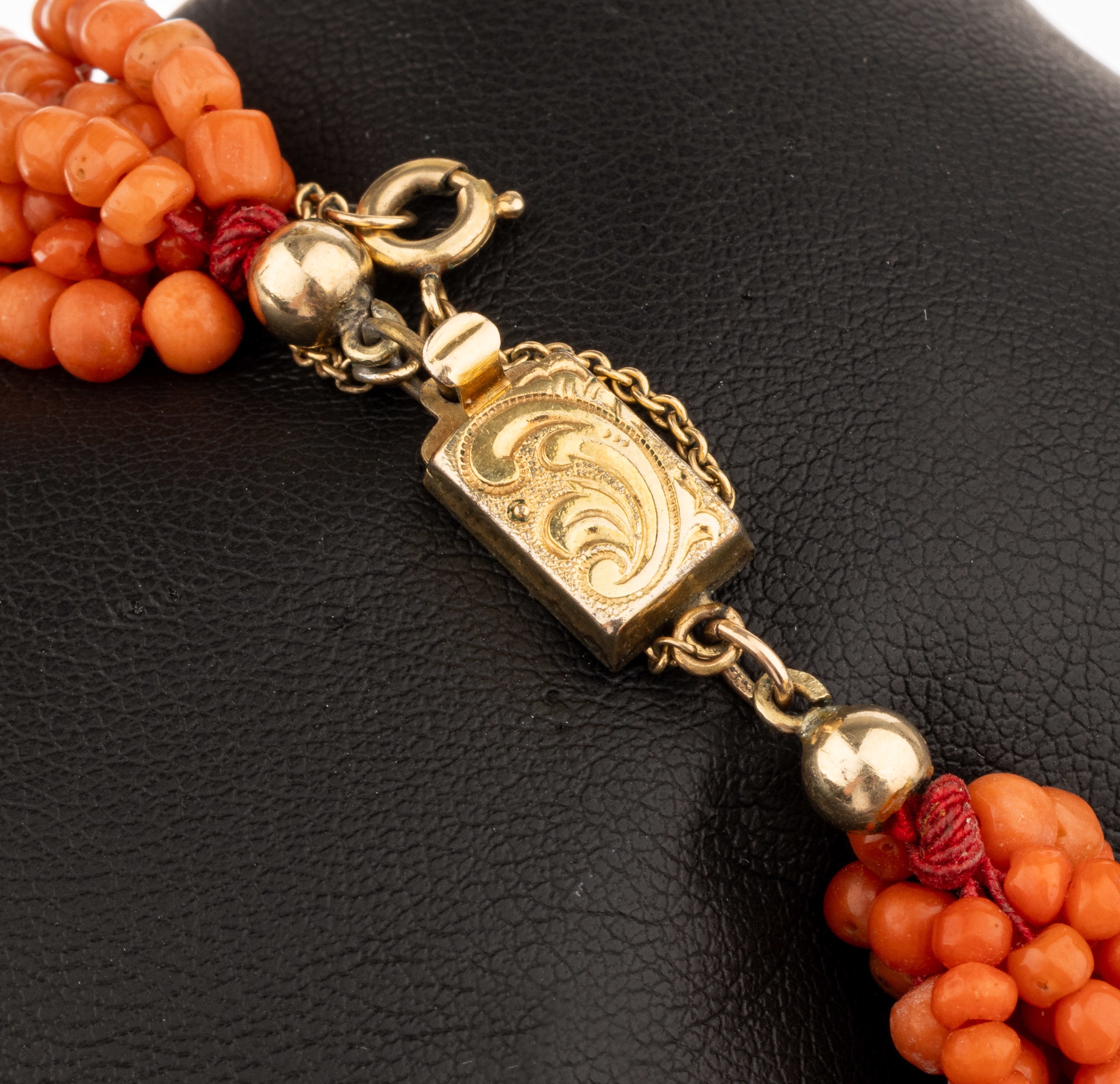 Detail a: 8-reihiges Armband aus Korallen, um 1900, Schließe Metall, Korallentönnchen, L. ca. 20 cm, Sicherheitskettchen, Versand nurinnerhalb der EU