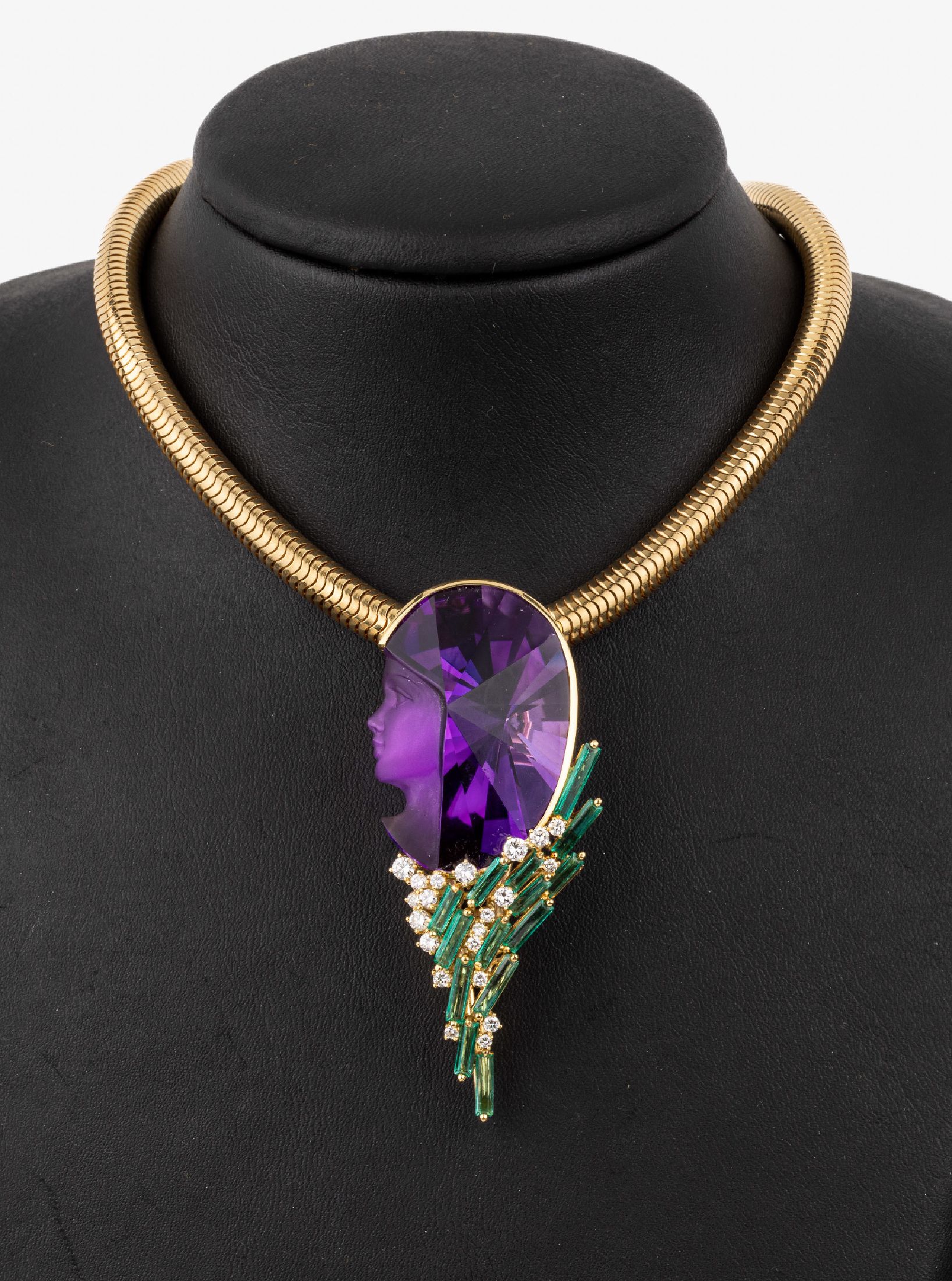 18 kt Gold Amethyst-Smaragd-Brillant-Anhänger,GG 750/000, Frauenkopf aus feinem Amethyst geschnitten, z.T. poliert, z.T. mattiert, ca. 89.95 ct, 14 ...
