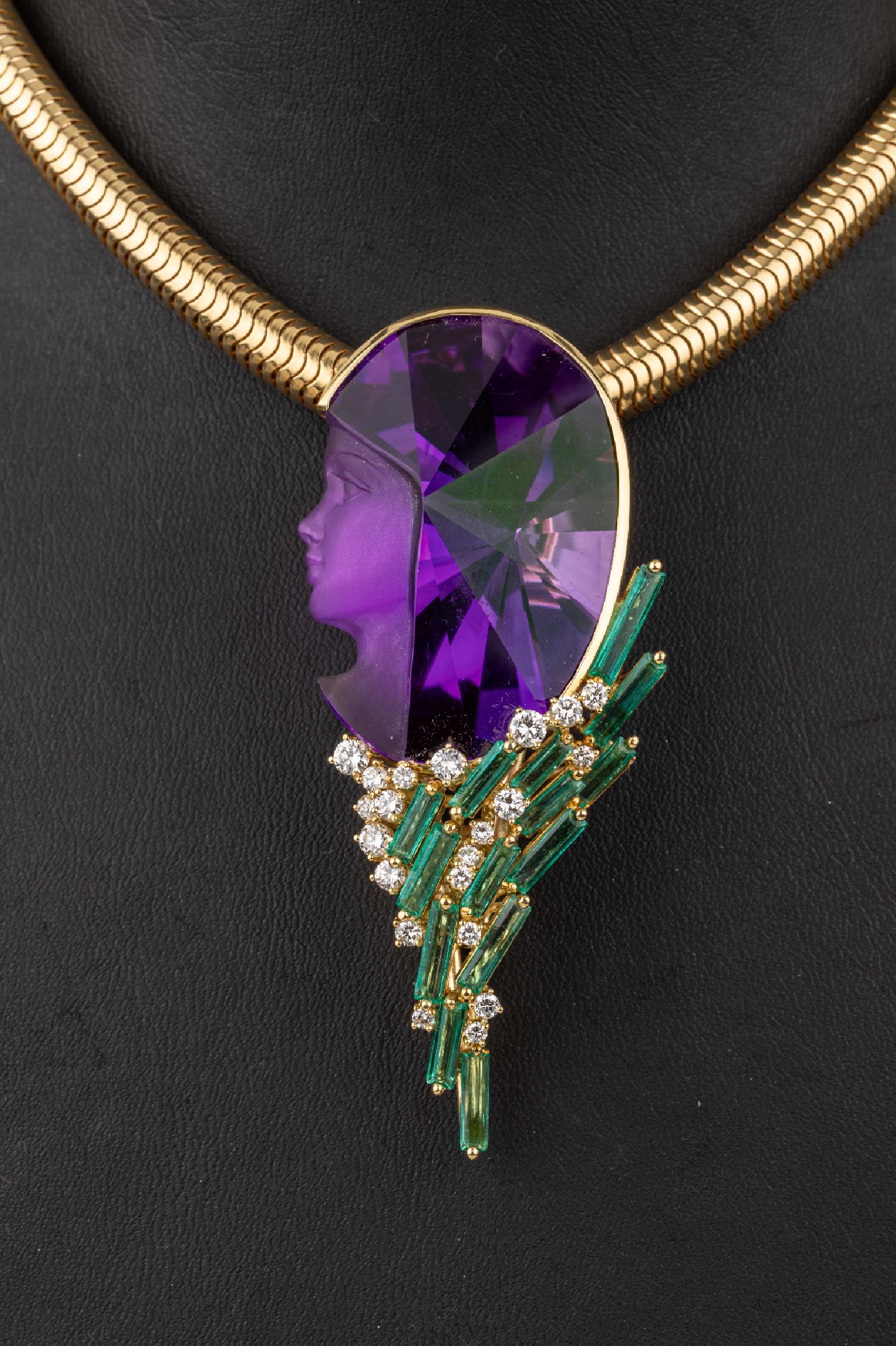 Detail a: 18 kt Gold Amethyst-Smaragd-Brillant-Anhänger,GG 750/000, Frauenkopf aus feinem Amethyst geschnitten, z.T. poliert, z.T. mattiert, ca. 89.95 ct, 14 ...