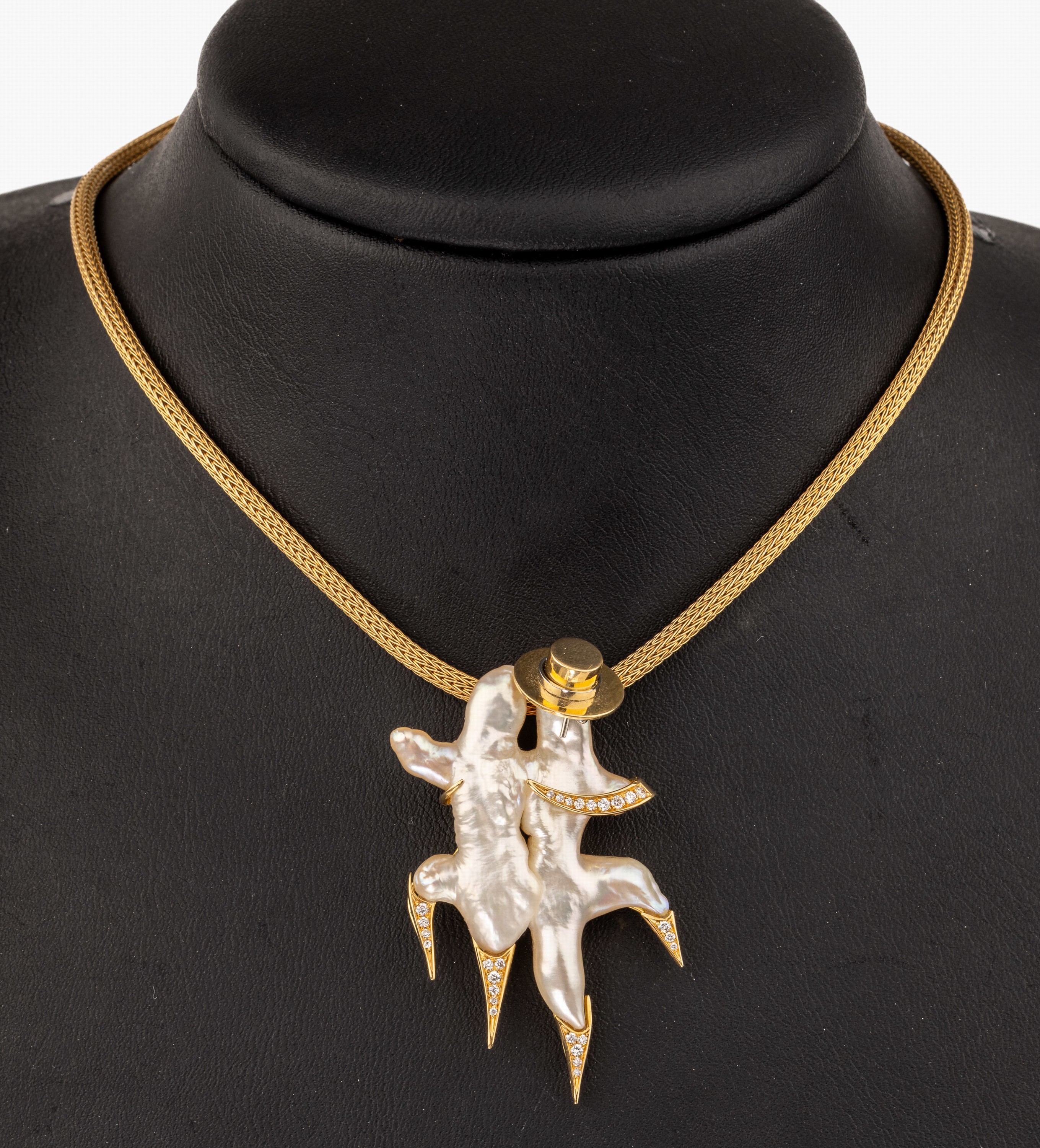 18 kt Gold Brillant-Anhänger "Tangotänzer", GG 750/000, ausgefallener Entwurf aus einer Biwaperle gefertigt, Stiefel und Arm ausgefasst ...