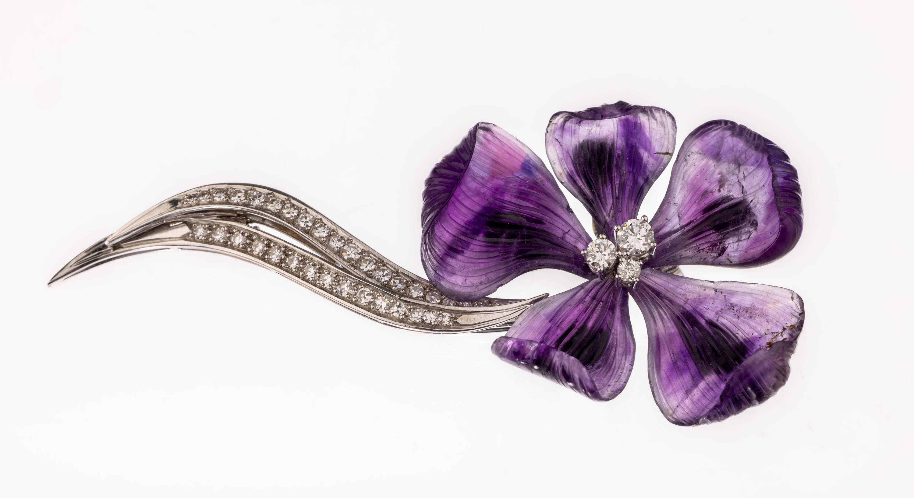 18 kt Gold Amethyst-Brillant-Brosche, WG 750/000, Darstellung einer Blüte, geschnitteneAmethyste in Blattform zus. ca. 48.8 ct, 1 Blatt min. ...