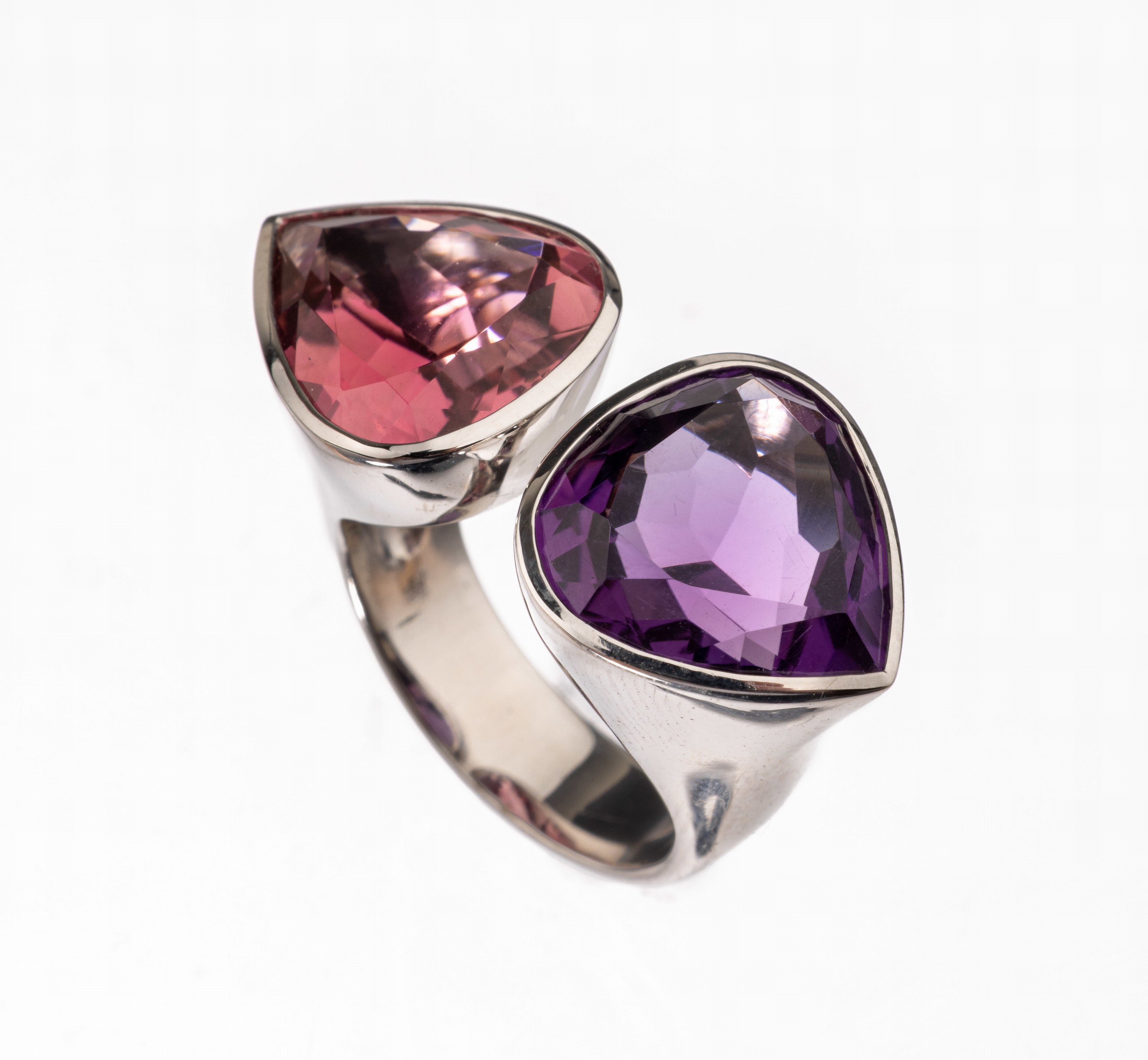Massiver 18 kt Gold Amethyst-Turmalin-Ring, WG 750/000, Amethyst-Tropfen ca. 8.60 ct, pinkfarb. Turmalin-Tropfen ca. 7.66 ct, Farbsteine von sehr ...