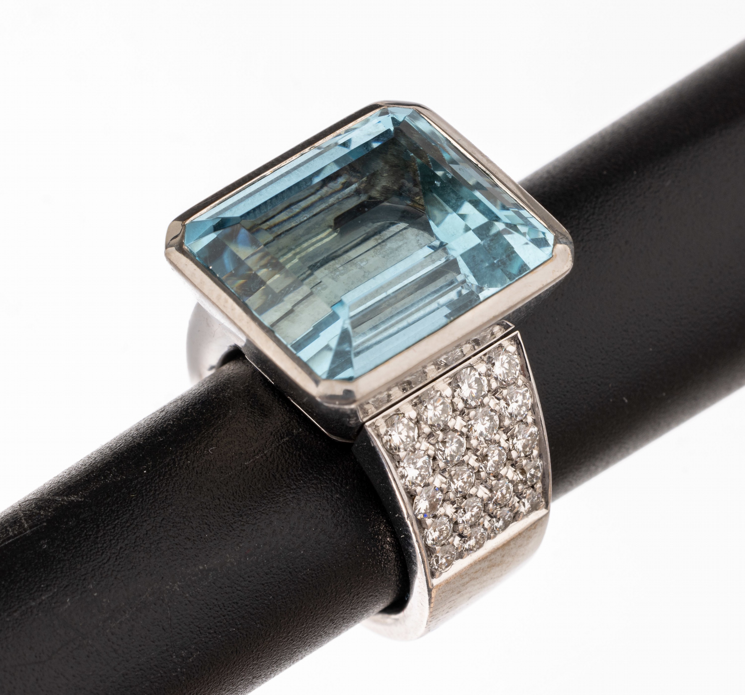18 kt Gold Aquamarin-Brillant-Ring, WG 750/000, Aquamarin im Emerald Cut ca. 18.58 ctvon hervorragender Farbe und Qual., 40 Brillanten zus. ca. 1.72 ...