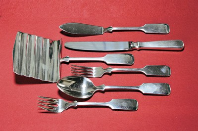 Image 26749421 - 139 pieces Cutlery, model Alt Spaten, Robbe & Berking, 2nd half of the 20th century, sterling silver, 12 menu items, 12 menu items,8 menu spoons, 8 dessert forks, 8 dessert knives, 6 cream spoons, 8 small coffee spoons,6 fruit knives, 8 cake forks, 6 Fish knives, 6fish forks, 2 lobster sticks, fish serving knife, fish serving fork, asparagus server, sauce spoon, soup ladle, carving knife, carving fork, cake server, salad spoon and salad fork large, salad spoon and salad fork small, potato spoon, 2 meat forks large, 2 meat forks small, pie server small, sugar spoon, sugar tongs , 8 cake forks, small butter knife, cheese knife, butter spreader, cheese spreader, cheese knife, and festival edition, 6 mocha spoons in various decors: Alt-Spaten, Alta, Alt-Chippendale, Arcade, Classic Faden and Art Deco, a total of 6942 g including knives, traces of wear, plus four salt shakers with small Silver lid, current new price is around 35,000 Euro