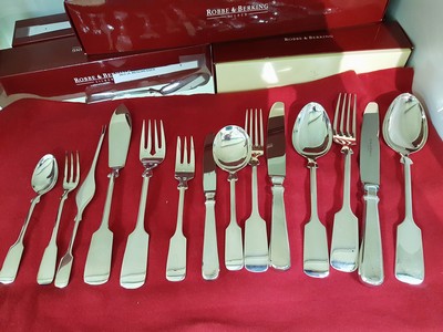 26749421a - 139 pieces Cutlery, model Alt Spaten, Robbe & Berking, 2nd half of the 20th century, sterling silver, 12 menu items, 12 menu items,8 menu spoons, 8 dessert forks, 8 dessert knives, 6 cream spoons, 8 small coffee spoons,6 fruit knives, 8 cake forks, 6 Fish knives, 6fish forks, 2 lobster sticks, fish serving knife, fish serving fork, asparagus server, sauce spoon, soup ladle, carving knife, carving fork, cake server, salad spoon and salad fork large, salad spoon and salad fork small, potato spoon, 2 meat forks large, 2 meat forks small, pie server small, sugar spoon, sugar tongs , 8 cake forks, small butter knife, cheese knife, butter spreader, cheese spreader, cheese knife, and festival edition, 6 mocha spoons in various decors: Alt-Spaten, Alta, Alt-Chippendale, Arcade, Classic Faden and Art Deco, a total of 6942 g including knives, traces of wear, plus four salt shakers with small Silver lid, current new price is around 35,000 Euro