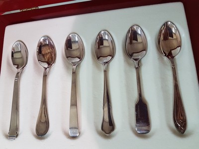 26749421b - 139 pieces Cutlery, model Alt Spaten, Robbe & Berking, 2nd half of the 20th century, sterling silver, 12 menu items, 12 menu items,8 menu spoons, 8 dessert forks, 8 dessert knives, 6 cream spoons, 8 small coffee spoons,6 fruit knives, 8 cake forks, 6 Fish knives, 6fish forks, 2 lobster sticks, fish serving knife, fish serving fork, asparagus server, sauce spoon, soup ladle, carving knife, carving fork, cake server, salad spoon and salad fork large, salad spoon and salad fork small, potato spoon, 2 meat forks large, 2 meat forks small, pie server small, sugar spoon, sugar tongs , 8 cake forks, small butter knife, cheese knife, butter spreader, cheese spreader, cheese knife, and festival edition, 6 mocha spoons in various decors: Alt-Spaten, Alta, Alt-Chippendale, Arcade, Classic Faden and Art Deco, a total of 6942 g including knives, traces of wear, plus four salt shakers with small Silver lid, current new price is around 35,000 Euro
