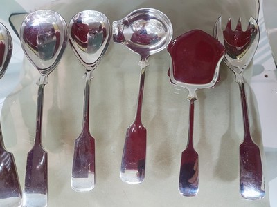26749421e - 139 pieces Cutlery, model Alt Spaten, Robbe & Berking, 2nd half of the 20th century, sterling silver, 12 menu items, 12 menu items,8 menu spoons, 8 dessert forks, 8 dessert knives, 6 cream spoons, 8 small coffee spoons,6 fruit knives, 8 cake forks, 6 Fish knives, 6fish forks, 2 lobster sticks, fish serving knife, fish serving fork, asparagus server, sauce spoon, soup ladle, carving knife, carving fork, cake server, salad spoon and salad fork large, salad spoon and salad fork small, potato spoon, 2 meat forks large, 2 meat forks small, pie server small, sugar spoon, sugar tongs , 8 cake forks, small butter knife, cheese knife, butter spreader, cheese spreader, cheese knife, and festival edition, 6 mocha spoons in various decors: Alt-Spaten, Alta, Alt-Chippendale, Arcade, Classic Faden and Art Deco, a total of 6942 g including knives, traces of wear, plus four salt shakers with small Silver lid, current new price is around 35,000 Euro