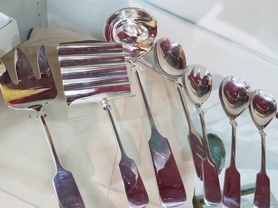 26749421f - 139 pieces Cutlery, model Alt Spaten, Robbe & Berking, 2nd half of the 20th century, sterling silver, 12 menu items, 12 menu items,8 menu spoons, 8 dessert forks, 8 dessert knives, 6 cream spoons, 8 small coffee spoons,6 fruit knives, 8 cake forks, 6 Fish knives, 6fish forks, 2 lobster sticks, fish serving knife, fish serving fork, asparagus server, sauce spoon, soup ladle, carving knife, carving fork, cake server, salad spoon and salad fork large, salad spoon and salad fork small, potato spoon, 2 meat forks large, 2 meat forks small, pie server small, sugar spoon, sugar tongs , 8 cake forks, small butter knife, cheese knife, butter spreader, cheese spreader, cheese knife, and festival edition, 6 mocha spoons in various decors: Alt-Spaten, Alta, Alt-Chippendale, Arcade, Classic Faden and Art Deco, a total of 6942 g including knives, traces of wear, plus four salt shakers with small Silver lid, current new price is around 35,000 Euro