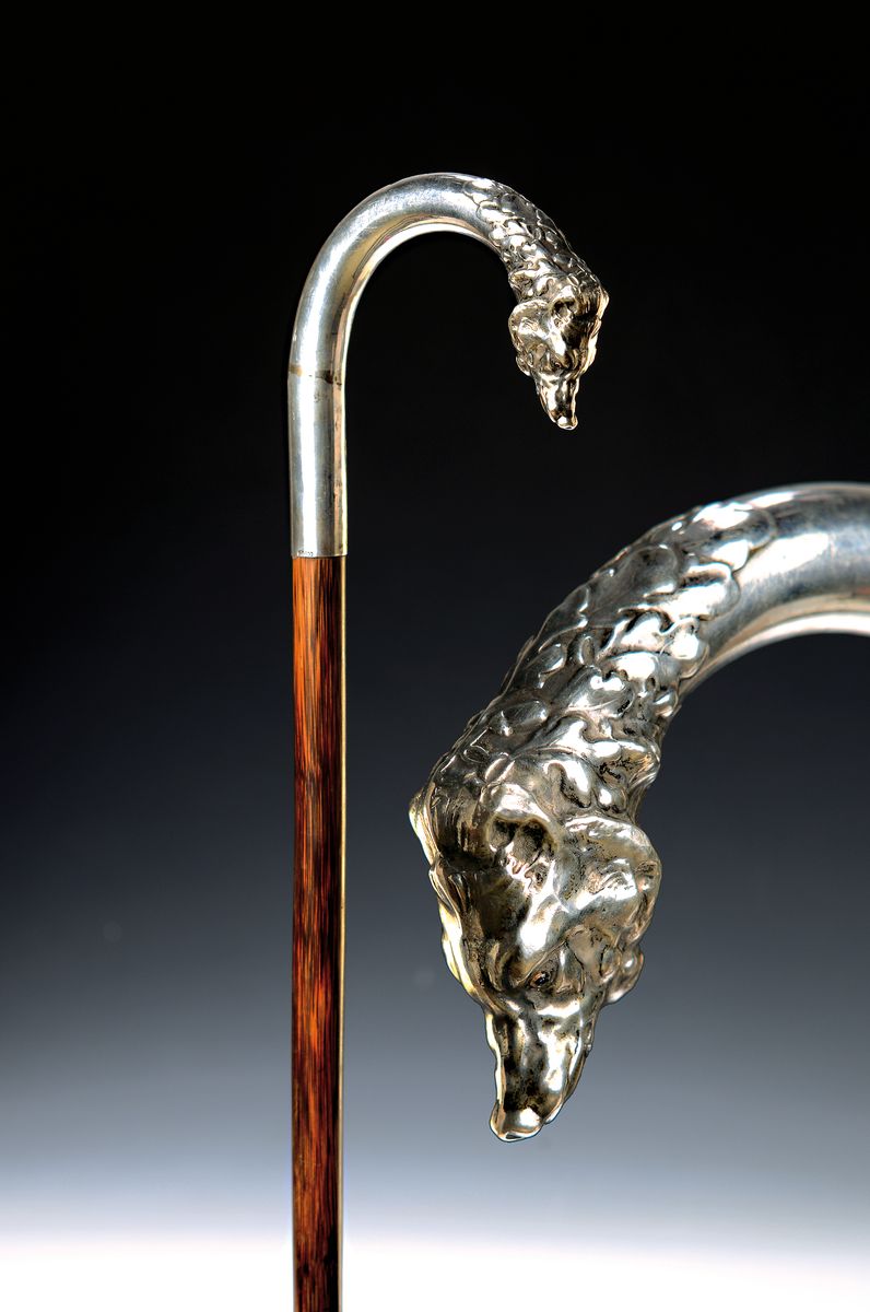 Spazierstock mit figürlichem Silbergriff, deutsch, um 1900, 800er-Silber, Holzschuß, gebogener Griff in Wolfskopf auslaufend, Glasaugen, L. 88 cm