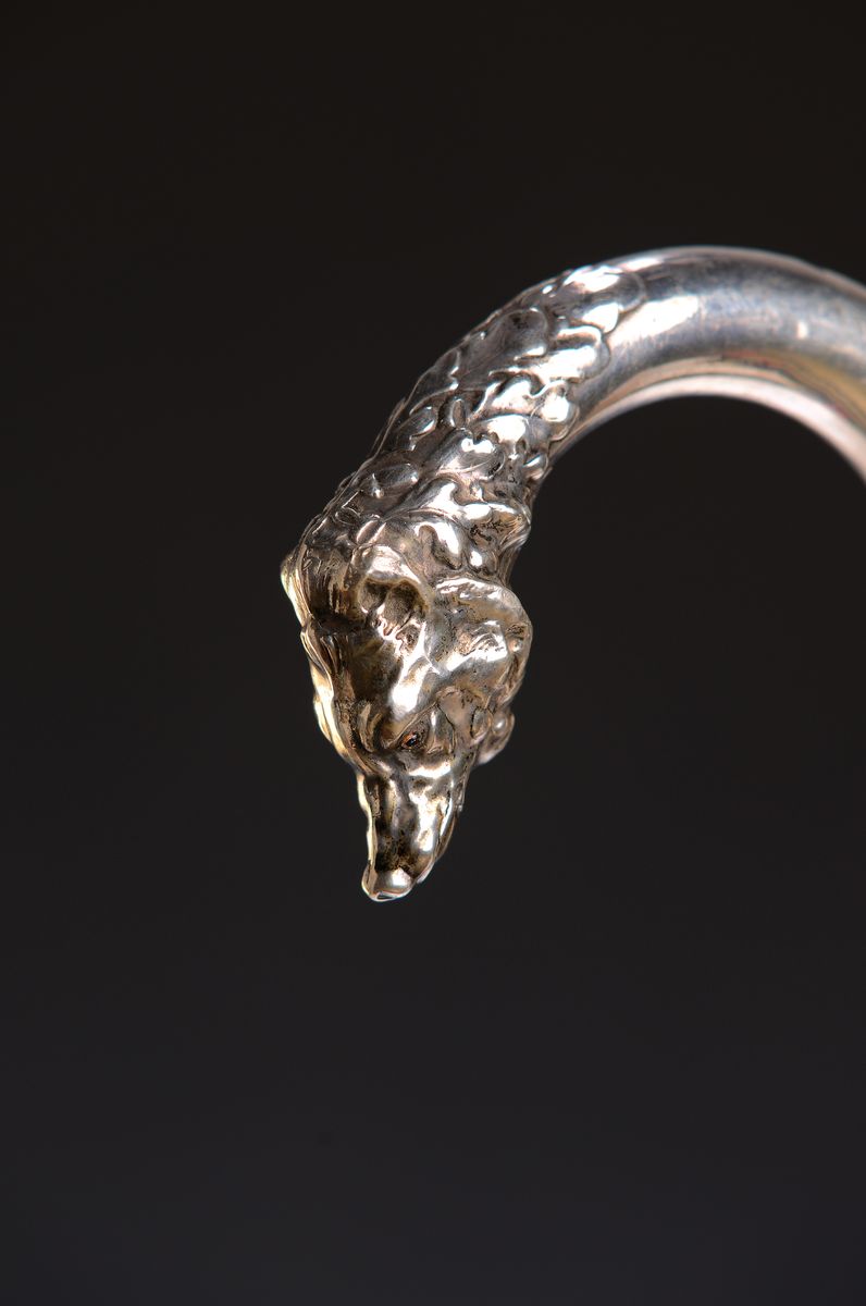 Detail a: Spazierstock mit figürlichem Silbergriff, deutsch, um 1900, 800er-Silber, Holzschuß, gebogener Griff in Wolfskopf auslaufend, Glasaugen, L. 88 cm