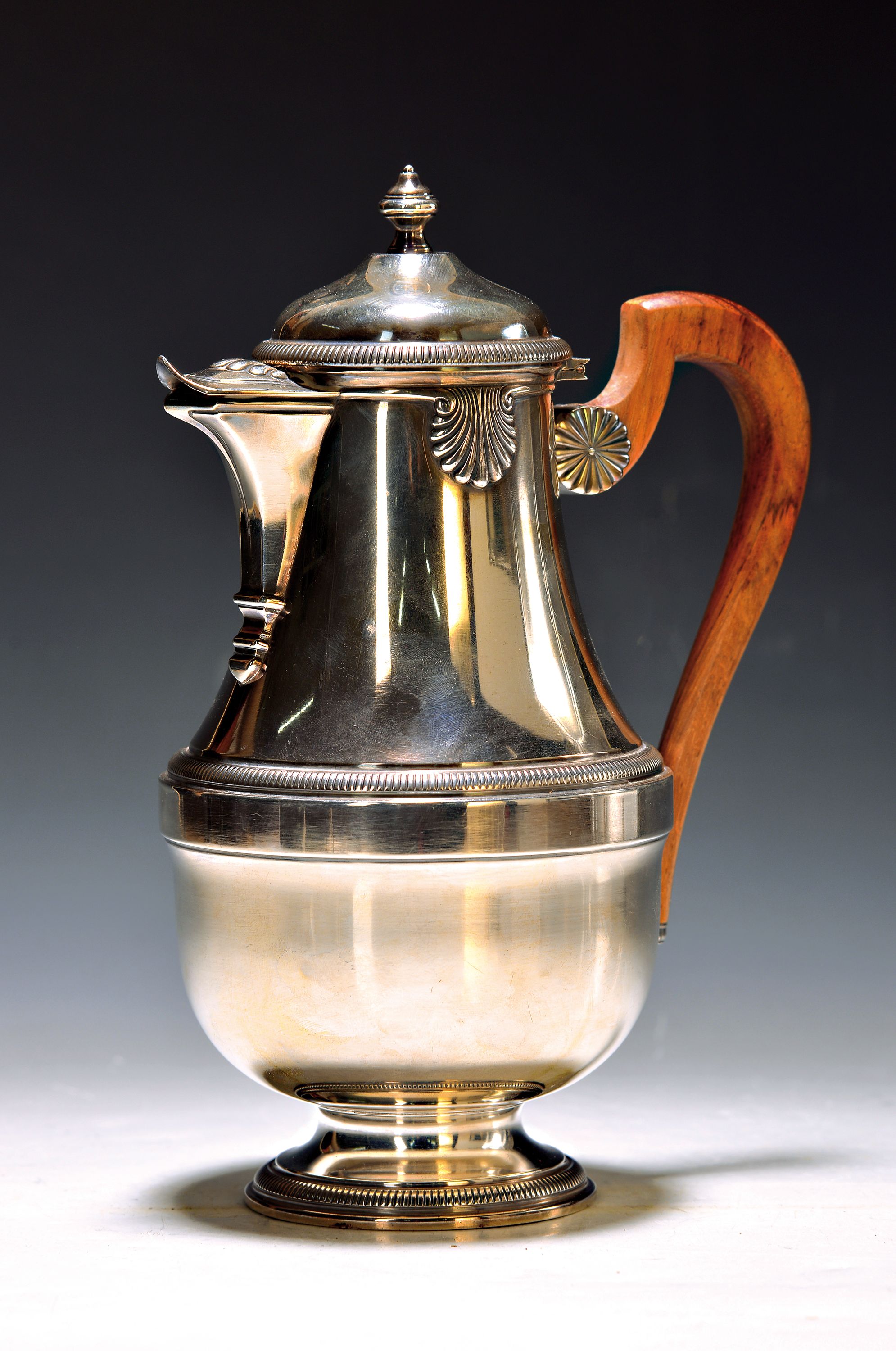Kaffeekanne, Frankreich, Aucier, um 1900, 925er-Silber, Holzgriff, klassizistischer Dekor, gemarkt, H. 23 cm, ca. 579g