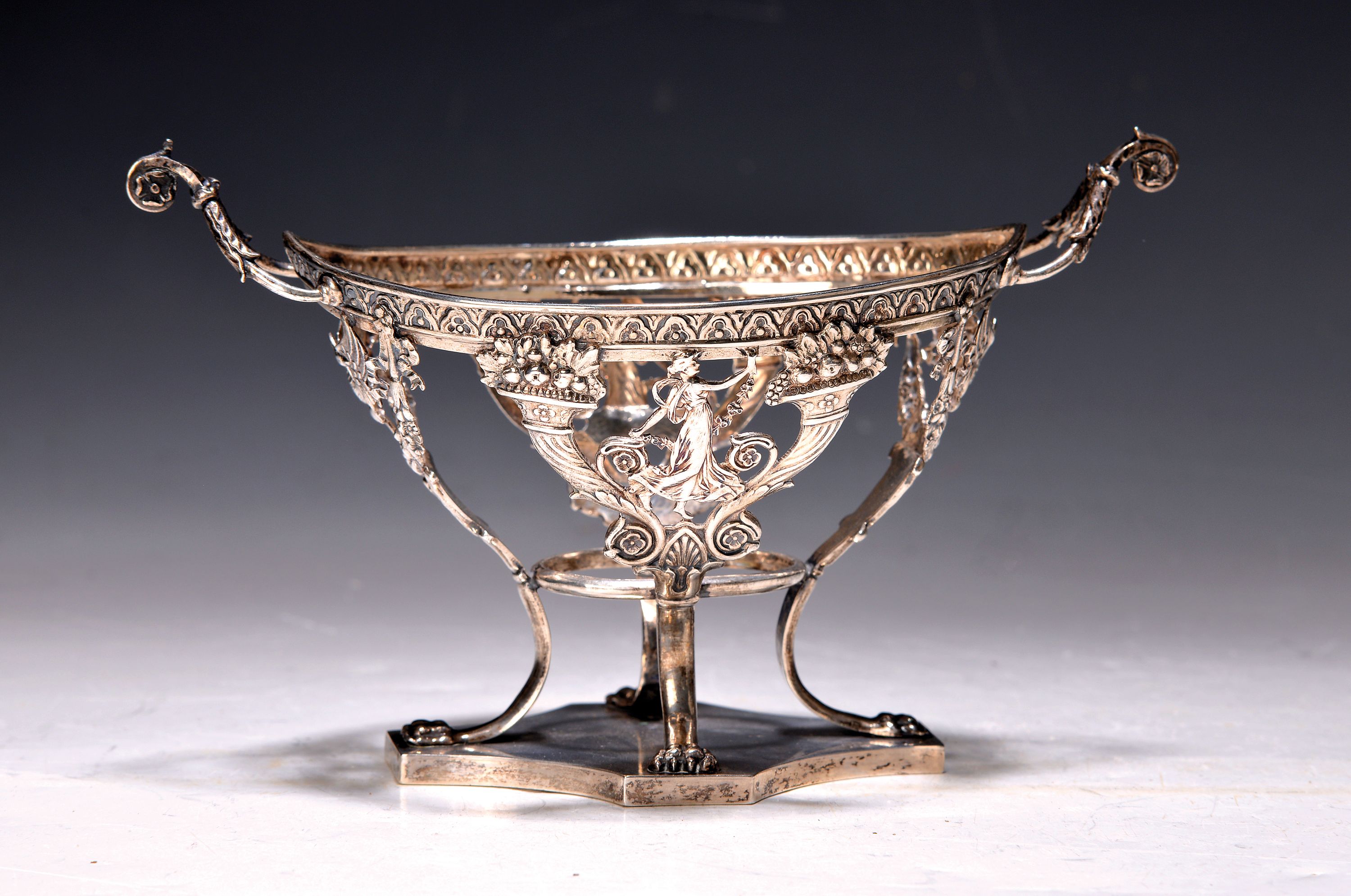 Zuckerschale, Schleissner & Söhne, Hanau, um 1900, 800er-Silber, Phantasiepunzen, Glaseinsatz fehlt, Renaissancedekor mit Fruchtbarkeitssymbolik, ...