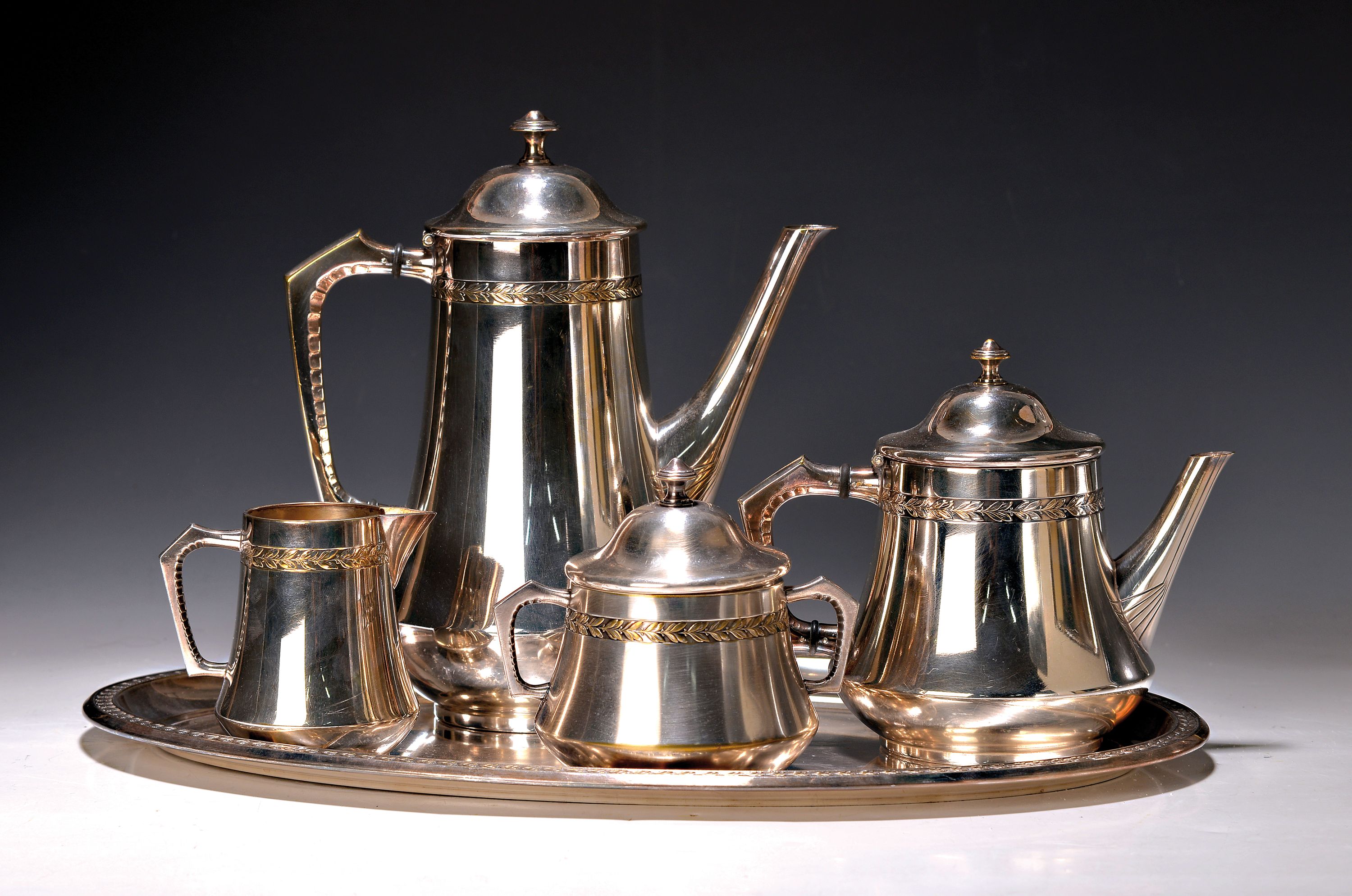 Kaffee- und Teeset, WMF, um 1910/20, Metall versilbert, innen vergoldet, Blattgirlandenfries, ovales Tablett, Kaffeekanne, Teekanne, Sahnegießer, ...