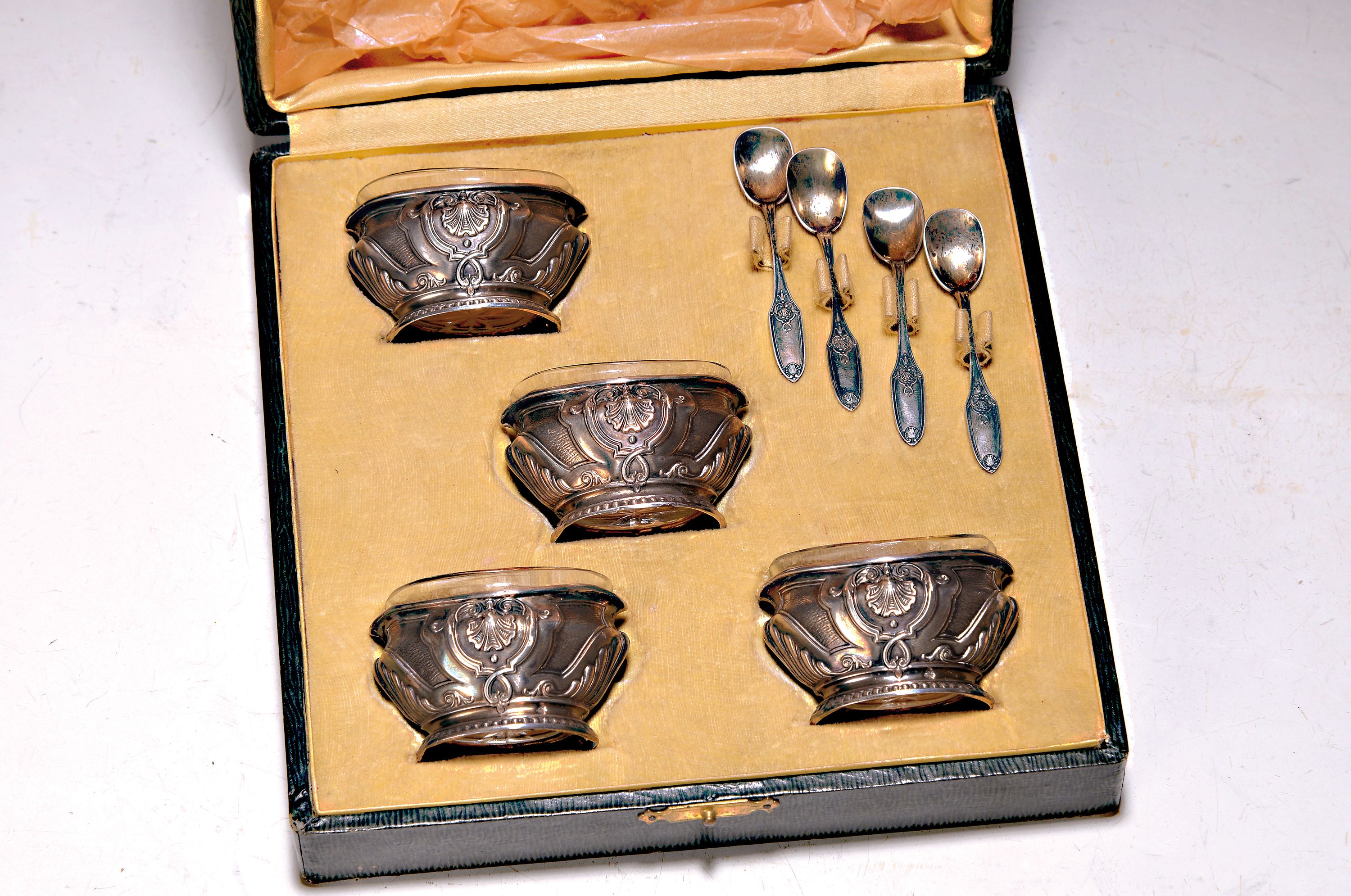 Vier Salzschälchen mit Löffelchen, deutsch, um 1900, Metall versilbert, Glaseinsätze, innenvergoldet, in orig. Etui, H. Schälchen 4 cm