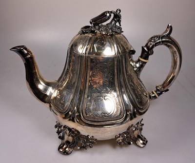 26750087a - Teapot, Shaw & Fisher, Sheffield, around 1870, silver-plated metal, chased decor with baroque style elements, fully sculptured lid crown with leaves and flower buds, height 19 cm, approx. 846g