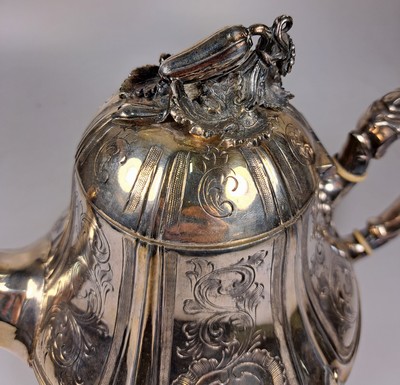 26750087b - Teapot, Shaw & Fisher, Sheffield, around 1870, silver-plated metal, chased decor with baroque style elements, fully sculptured lid crown with leaves and flower buds, height 19 cm, approx. 846g