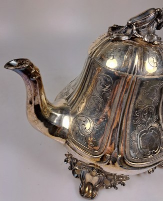 26750087c - Teapot, Shaw & Fisher, Sheffield, around 1870, silver-plated metal, chased decor with baroque style elements, fully sculptured lid crown with leaves and flower buds, height 19 cm, approx. 846g