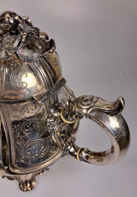 26750087d - Teapot, Shaw & Fisher, Sheffield, around 1870, silver-plated metal, chased decor with baroque style elements, fully sculptured lid crown with leaves and flower buds, height 19 cm, approx. 846g